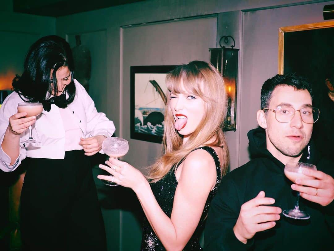 テイラー・スウィフトさんのインスタグラム写真 - (テイラー・スウィフトInstagram)「Can’t believe this year… actually… happened? Thank you for all your beautiful birthday wishes yesterday. 🥲」12月15日 4時59分 - taylorswift