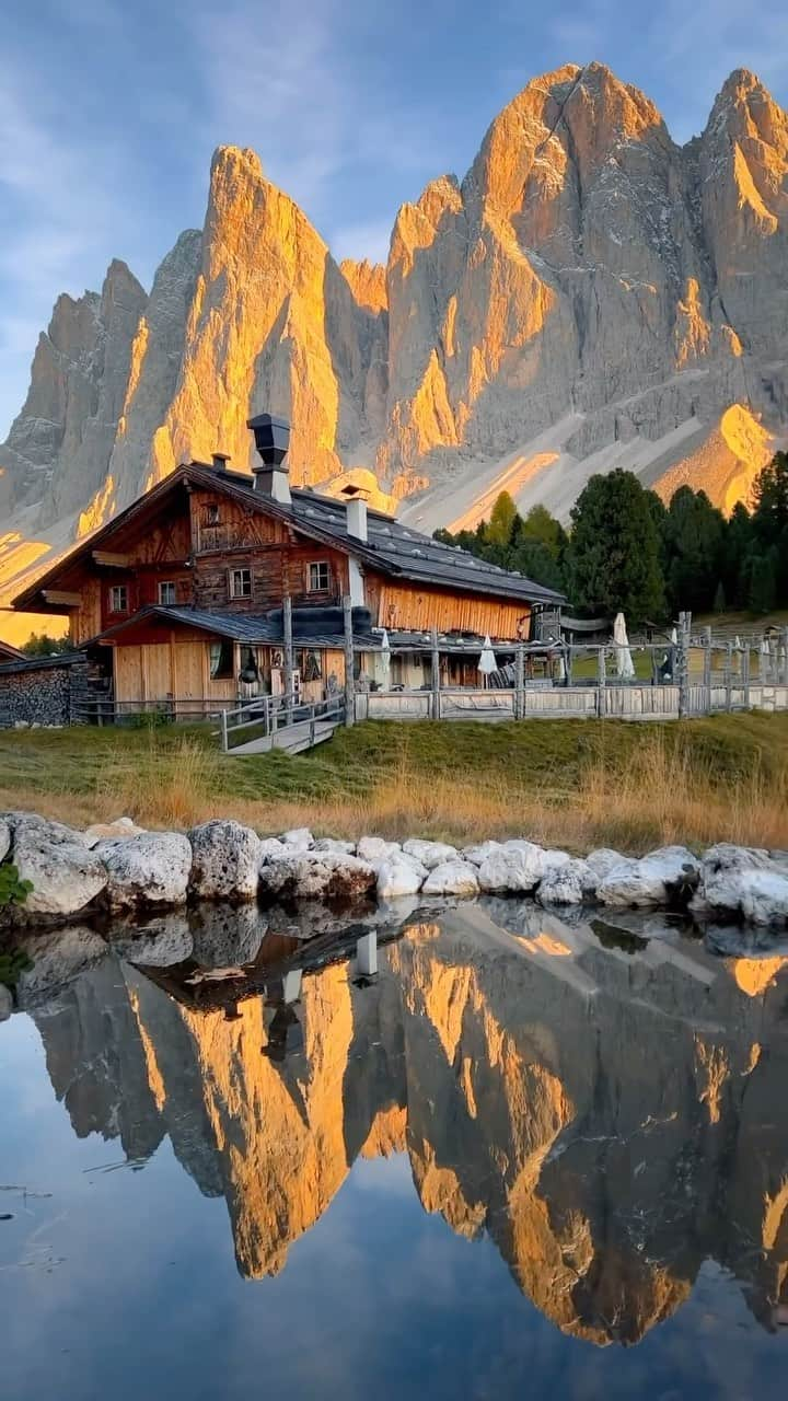 BEAUTIFUL DESTINATIONSのインスタグラム：「@tom_juenemann captures the breathtaking beauty of the Italian Dolomites, perfectly mirrored in a serene lake at Geisel Alm. 🇮🇹🏔️ These stunning peaks, known for their distinctive color and jagged shapes, hold a fascinating secret: they were once vibrant coral reefs submerged millions of years ago! 🪸  📽 @tom_juenemann 📍 Dolomites, Italy 🎶 David Arkenstone•The Secret Wedding」