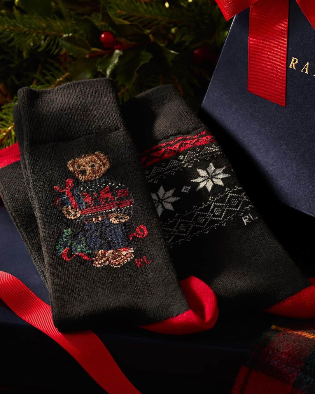 Polo Ralph Laurenさんのインスタグラム写真 - (Polo Ralph LaurenInstagram)「The latest #RLHoliday collection includes cozy styles like our #PoloRalphLauren sweaters, slippers, and socks featuring everyone’s favorite #PoloBear.   Explore #RLGifts via the link in bio.   #PoloRLStyle」12月15日 5時04分 - poloralphlauren