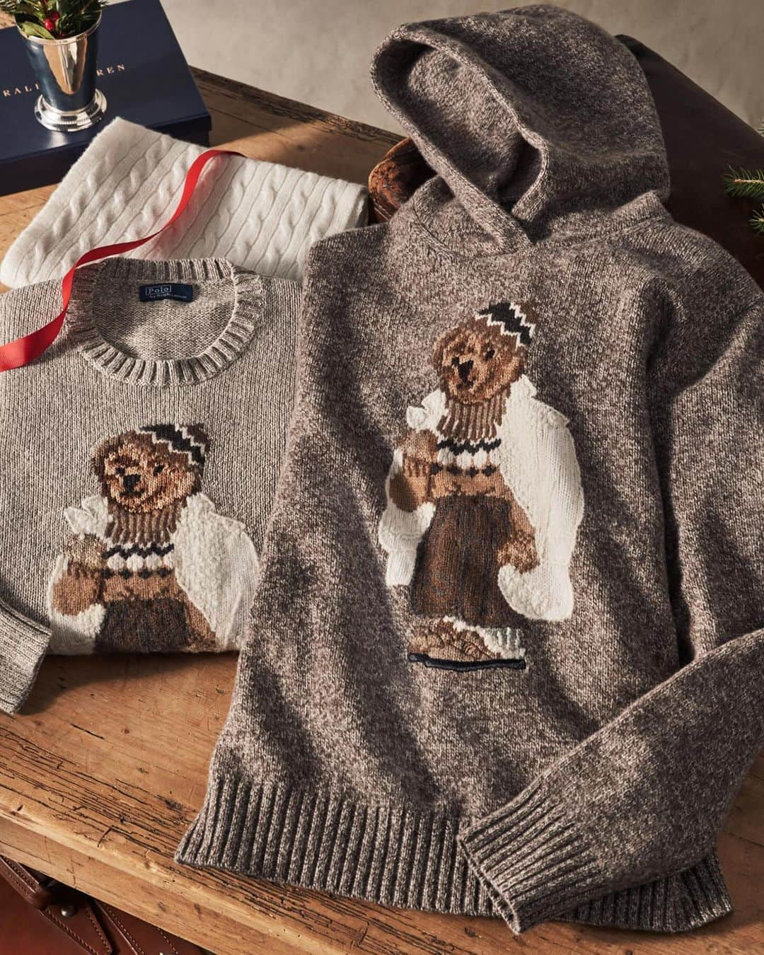 Polo Ralph Laurenさんのインスタグラム写真 - (Polo Ralph LaurenInstagram)「The latest #RLHoliday collection includes cozy styles like our #PoloRalphLauren sweaters, slippers, and socks featuring everyone’s favorite #PoloBear.   Explore #RLGifts via the link in bio.   #PoloRLStyle」12月15日 5時04分 - poloralphlauren