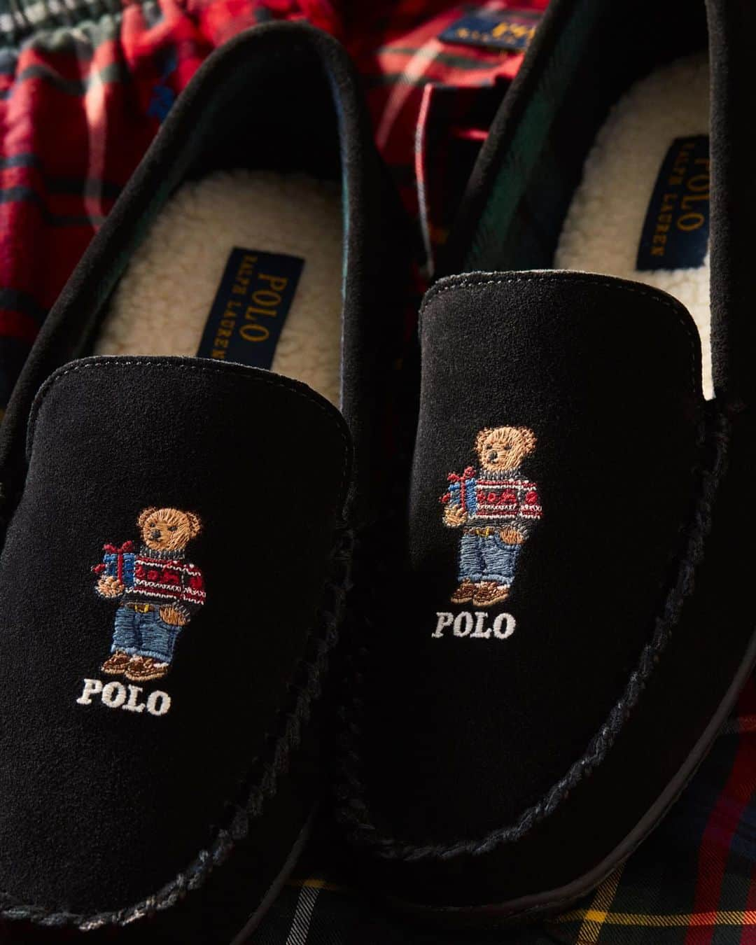 Polo Ralph Laurenさんのインスタグラム写真 - (Polo Ralph LaurenInstagram)「The latest #RLHoliday collection includes cozy styles like our #PoloRalphLauren sweaters, slippers, and socks featuring everyone’s favorite #PoloBear.   Explore #RLGifts via the link in bio.   #PoloRLStyle」12月15日 5時04分 - poloralphlauren