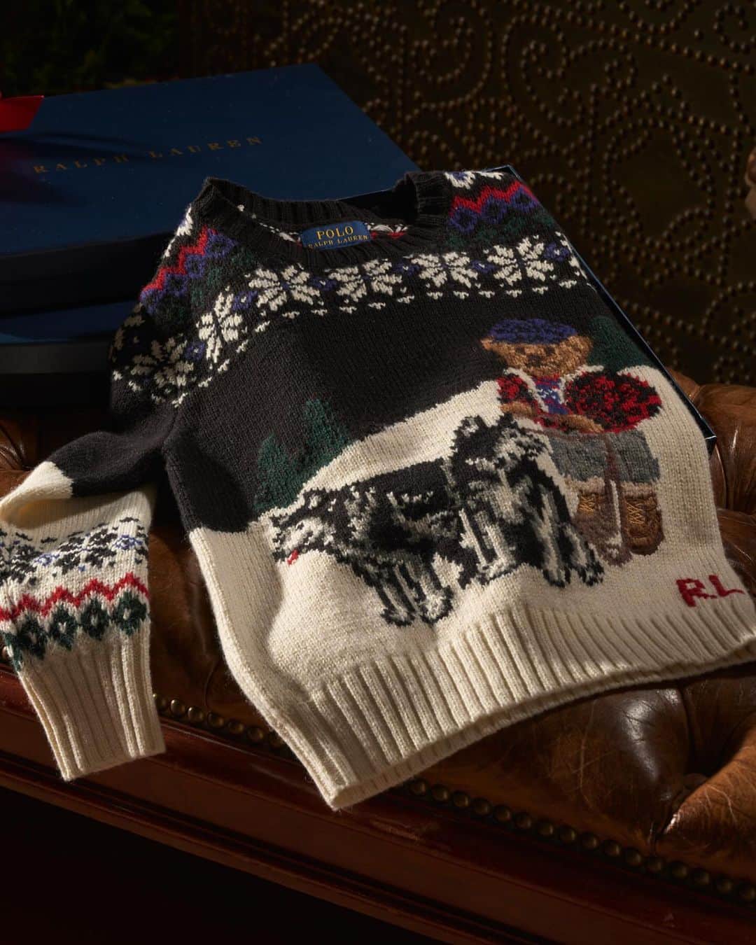 Polo Ralph Laurenのインスタグラム：「The latest #RLHoliday collection includes cozy styles like our #PoloRalphLauren sweaters, slippers, and socks featuring everyone’s favorite #PoloBear.   Explore #RLGifts via the link in bio.   #PoloRLStyle」