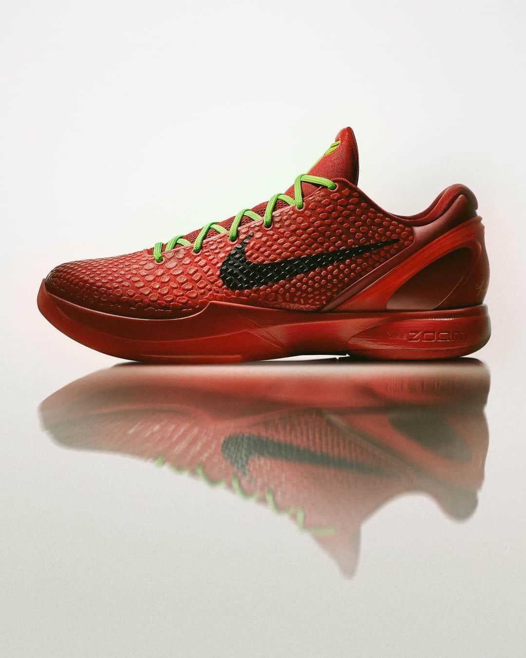 Nike Basketballさんのインスタグラム写真 - (Nike BasketballInstagram)「It’s because I’m red, isn’t it? Dropping on SNKRS tomorrow ❤️🏀」12月15日 5時21分 - nikebasketball