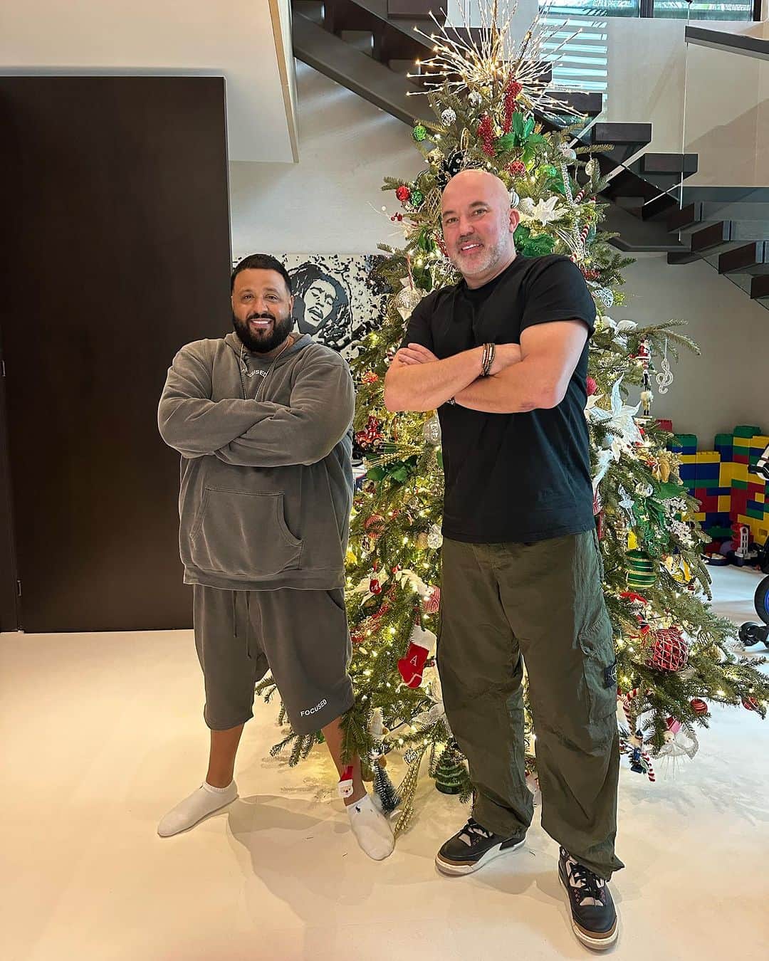 DJキャレドさんのインスタグラム写真 - (DJキャレドInstagram)「Great seeing my partner sven @snipes_usa @snipes we going over 2024 and the next decade we have so many amazing tings coming your way . HAPPY HOLIDAYS FROM WE THE BEST SNIPES SUPERSTORE 🏬 and SNIPES WORLDWIDE 🌍 @wethebest @rocnation @wethebestfoundation @wethebeststoresouthbeach @wethebeststore」12月15日 5時51分 - djkhaled