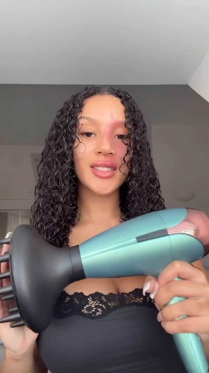 ghd hairのインスタグラム：「It’s giving 🔊 VOLUME 🔊 @ryleyisaac uses our dreamland helios with diffuser attachment to diffuse her beautiful curls 🌀   #ghd #ghdhair #curlyhair #diffusing #curlyhairstyles #curlyhairroutine」