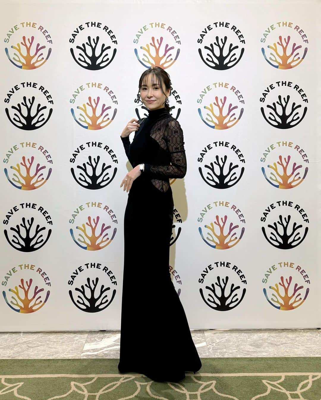 笹倉麻耶さんのインスタグラム写真 - (笹倉麻耶Instagram)「昨晩は、楽しみにしていたEberhard Elegant Officer's Award Charity Gala Dinnerに伺いました。  こちらのパーティーでは、 一般社団法人 セーブ・ザ・リーフの活動を支援するための ファンドレイジ ングのチャリティーオークションなど 素晴らしい機会に参加する事がてきて とても貴重な時間でした。  一般社団法人セーブ・ザ・リーフは 絶滅が危惧されている沖縄の珊瑚を守るため、 珊瑚を養殖し植え付ける事で、珊瑚礁を育てる活動を 支援しています。  サンゴ礁がなければ、CO2濃度のバランスが崩れ、 海洋生物すべてに大きな影響があるといわれていますが なかなか対策が進んでいないのが現状です。  珊瑚礁を守る活動に共感し 私も微力ながらお力になれたらいいなと 感じています。  チャリティーのオークションでは、貴重なお酒や デビ夫人作の油絵、 有名な音楽プロデューサーがテーマソングを作ってくれる権利 などなど みなさん高値で落札されていて盛り上がりました✨  そして昨日のパーティーでは、 @sanmarzanowines の ワインが協賛されていて 大好きな白のEdda お肉にピッタリな赤のSessantanni Primitivoを いただきました♡  ダイエット成功したので 昨日はたくさん食べて飲みました🍷😆  ・  大好きないつメンとのパーティーは キラキラで華やかで刺激的な時間✨✨  ドレスは @elisabettafranchi  @mroman_azabu で一目惚れしたもの。  上半身は、胸くらいしか隠れてないので こちらをカッコよく着たくて 少しダイエットして 前日にやっと仕上がり😆（途中忙しすぎて浮腫との戦い） 安心してドレスを楽しめました！！  いつメンのみんなは そんなことしなくてもお腹はぺったんこだし、腕も細いし 一体どうなってるの！？私1番年下なのに😆  またパーティーの様子などはストーリーなどに載せます♡ 本当に素敵なパーティーでした！！  #galaparty #ガラパーティー #elisabettafranchi #エリザベッタフランキ #パーティードレス #パーティーコーデ #パーティーヘア #パーティー #ロングドレス #ドレスコード」12月15日 7時30分 - nicomaya2525