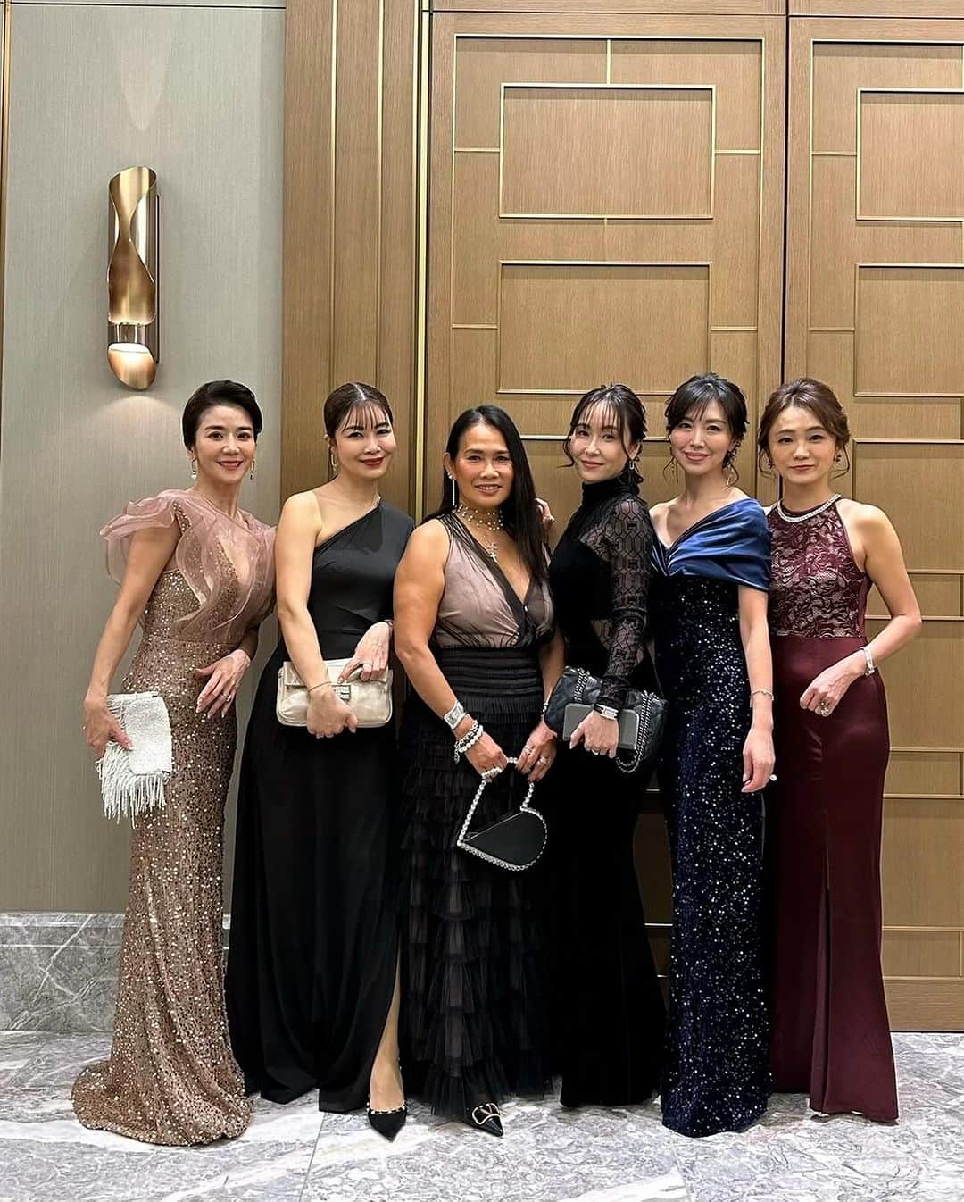 笹倉麻耶さんのインスタグラム写真 - (笹倉麻耶Instagram)「昨晩は、楽しみにしていたEberhard Elegant Officer's Award Charity Gala Dinnerに伺いました。  こちらのパーティーでは、 一般社団法人 セーブ・ザ・リーフの活動を支援するための ファンドレイジ ングのチャリティーオークションなど 素晴らしい機会に参加する事がてきて とても貴重な時間でした。  一般社団法人セーブ・ザ・リーフは 絶滅が危惧されている沖縄の珊瑚を守るため、 珊瑚を養殖し植え付ける事で、珊瑚礁を育てる活動を 支援しています。  サンゴ礁がなければ、CO2濃度のバランスが崩れ、 海洋生物すべてに大きな影響があるといわれていますが なかなか対策が進んでいないのが現状です。  珊瑚礁を守る活動に共感し 私も微力ながらお力になれたらいいなと 感じています。  チャリティーのオークションでは、貴重なお酒や デビ夫人作の油絵、 有名な音楽プロデューサーがテーマソングを作ってくれる権利 などなど みなさん高値で落札されていて盛り上がりました✨  そして昨日のパーティーでは、 @sanmarzanowines の ワインが協賛されていて 大好きな白のEdda お肉にピッタリな赤のSessantanni Primitivoを いただきました♡  ダイエット成功したので 昨日はたくさん食べて飲みました🍷😆  ・  大好きないつメンとのパーティーは キラキラで華やかで刺激的な時間✨✨  ドレスは @elisabettafranchi  @mroman_azabu で一目惚れしたもの。  上半身は、胸くらいしか隠れてないので こちらをカッコよく着たくて 少しダイエットして 前日にやっと仕上がり😆（途中忙しすぎて浮腫との戦い） 安心してドレスを楽しめました！！  いつメンのみんなは そんなことしなくてもお腹はぺったんこだし、腕も細いし 一体どうなってるの！？私1番年下なのに😆  またパーティーの様子などはストーリーなどに載せます♡ 本当に素敵なパーティーでした！！  #galaparty #ガラパーティー #elisabettafranchi #エリザベッタフランキ #パーティードレス #パーティーコーデ #パーティーヘア #パーティー #ロングドレス #ドレスコード」12月15日 7時30分 - nicomaya2525