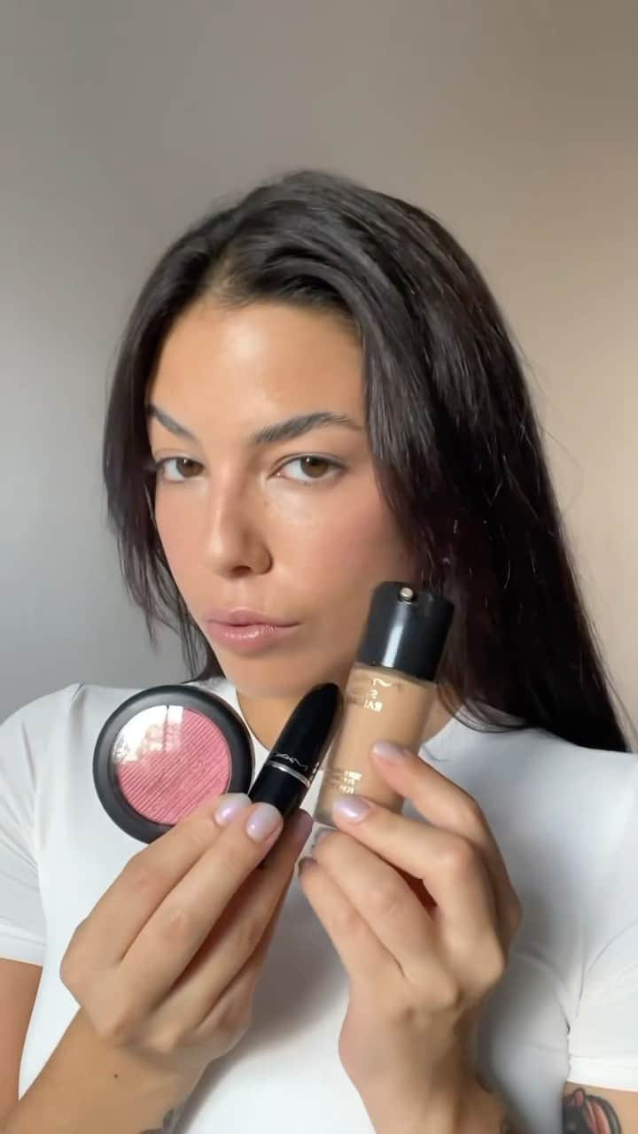 M·A·C Cosmetics BRのインスタグラム：「Uma make para o dia-a-dia com apenas 3 produtos M•A•C! A @ginebracanas mostra uma make perfeita para quem está na correria mas quer uma make caprichada, com carinha de saúde. Com apenas 3 produtos ela faz uma make super fresh ✨   Produtos usados no vídeo:  ✨ Blush Extra-Dimension na cor Into The Pink ✨ Base Studio Radiance Serum-Powered Foundation ✨ Batom Lustreglass na cor Thanks, It’s MAC   #ParaTodoMundoVer: No vídeo a modelo aplica a base no rosto com um pincel, aplica blush nas maçãs do rosto e aplica o batom na boca.  #StudioRadiance #SerumPowered #GlowyMakeup #GlowPlayBlush #ThanksItsMAC #NudeLipstick」