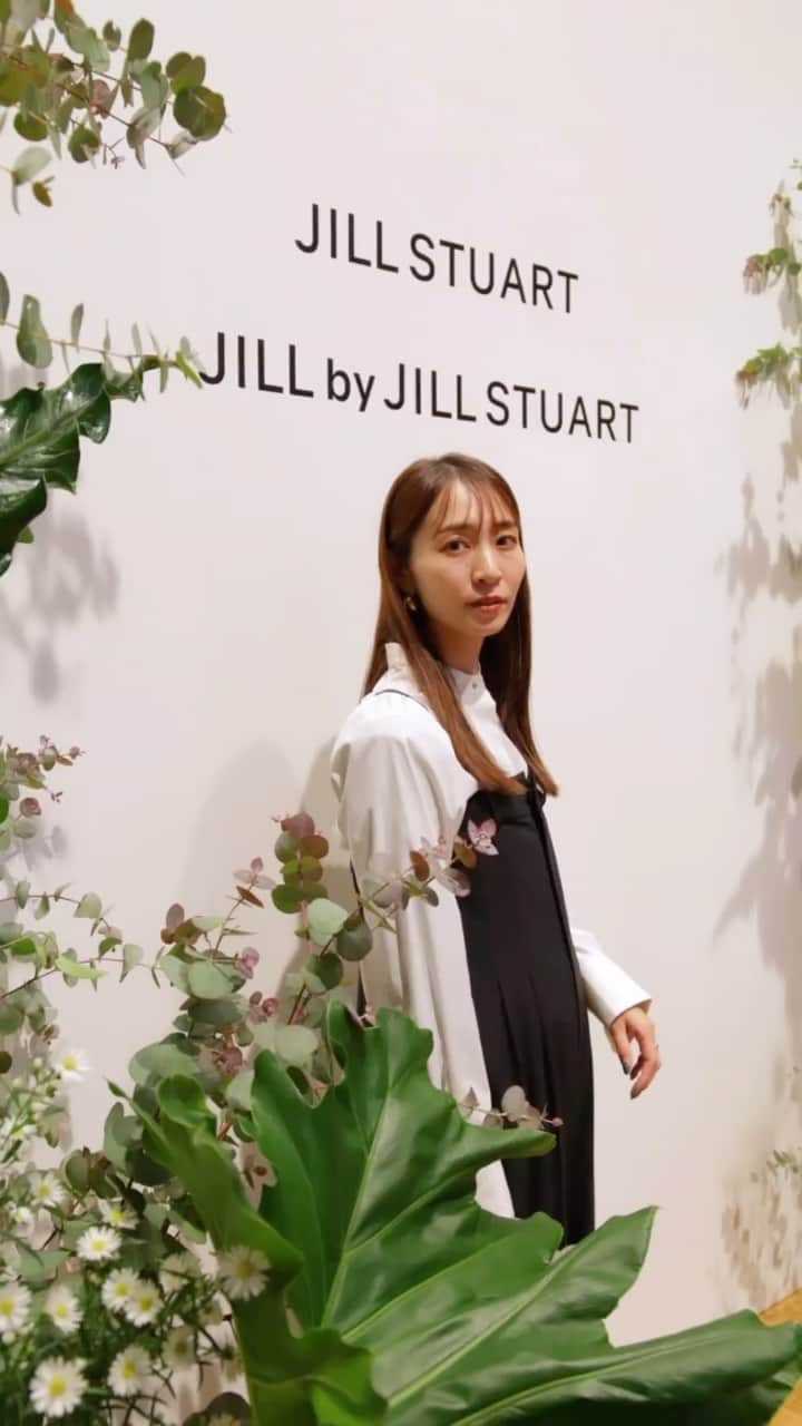 鈴木優美 のインスタグラム：「@jillstuart.jp 2024SS Collection💐 今回もヴィンテージ感とモード感の掛け合わせが絶妙なラインナップ😍🔥 アスレチックウェアのリリースなどNEWトピックスも盛り沢山で、カメラマンさんも入られていて、とっても盛り上がっていました✨ 一番最初にうつっているメッシュデザインが素敵なワンピースのアイボリー(白系)をオーダーしました✍️ 今からと迷いましたが、黒を買いすぎているので🤭笑 試着したシャツやパンツも可愛かった、、🖤 @hello_takumi ちゃんいつもお誘いありがとうございます😊 @ellyotoguro さんご一緒できて嬉しかったですありがとうございました❣️ . . . . . . . #JILL_24SS #wj_withjillstuart #jillstuart #ジルスチュアート #春夏 #春夏コーデ」