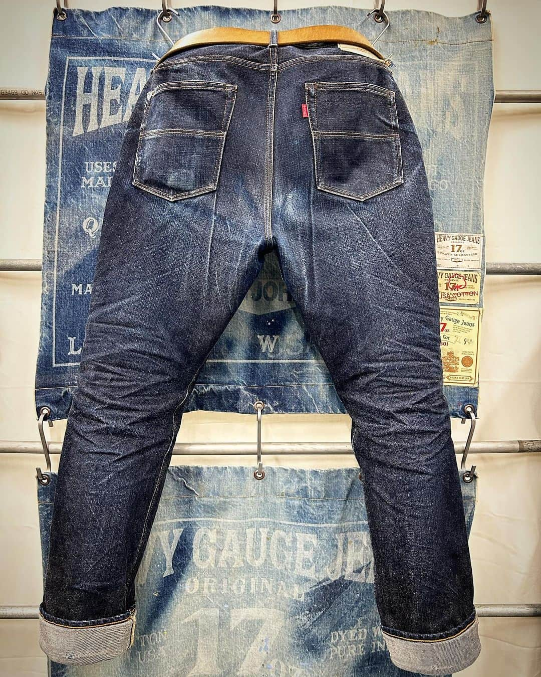 BIG JOHNさんのインスタグラム写真 - (BIG JOHNInstagram)「17oz HEAVY GAUGE SLIM JEANS 【M1801】- 001 1st wash 89日 2nd wash 92日 3rd wash 92日 4th wash 45日 計318日着用  17oz HEAVY GAUGE JACKET 【M6803】- 001 1st wash 65日 2nd wash 55日 計120日着用  原綿に100%米綿を使用した無骨な5番の糸【U.S.COTTON】をピュアインディゴ染料で特濃色に染めたビッグジョンオリジナルのセルヴィッチジーンズです ジーンズが生まれたアメリカの大地の香りが漂うそんな男臭いアイテムです  スタッフ onishi  ビッグジョン児島本店 ビッグジョン東京店 ビッグジョン大阪店 BIGJOHN ONLINE SHOP   @bigjohnjeans @bigjohnshop @bigjohntokyo @bigjohnosaka  #bigjohn #bigjohnjeans #jeans #denim #23oz #japan #okayama #kurashiki #kojima #denimcode #toughjeans #tough #selvedgejeans #selvedge #cotton #extra #organic #xxxx  #rawdenim #drydenim #13oz  #gunjyo #m1 #fashion #ootd #love #indigoinvitational #rawdenim #drydenim #17oz」12月15日 12時48分 - bigjohnjeans