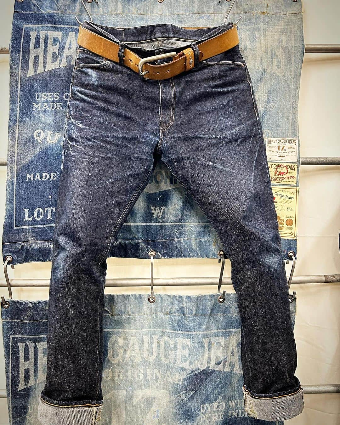 BIG JOHNのインスタグラム：「17oz HEAVY GAUGE SLIM JEANS 【M1801】- 001 1st wash 89日 2nd wash 92日 3rd wash 92日 4th wash 45日 計318日着用  17oz HEAVY GAUGE JACKET 【M6803】- 001 1st wash 65日 2nd wash 55日 計120日着用  原綿に100%米綿を使用した無骨な5番の糸【U.S.COTTON】をピュアインディゴ染料で特濃色に染めたビッグジョンオリジナルのセルヴィッチジーンズです ジーンズが生まれたアメリカの大地の香りが漂うそんな男臭いアイテムです  スタッフ onishi  ビッグジョン児島本店 ビッグジョン東京店 ビッグジョン大阪店 BIGJOHN ONLINE SHOP   @bigjohnjeans @bigjohnshop @bigjohntokyo @bigjohnosaka  #bigjohn #bigjohnjeans #jeans #denim #23oz #japan #okayama #kurashiki #kojima #denimcode #toughjeans #tough #selvedgejeans #selvedge #cotton #extra #organic #xxxx  #rawdenim #drydenim #13oz  #gunjyo #m1 #fashion #ootd #love #indigoinvitational #rawdenim #drydenim #17oz」