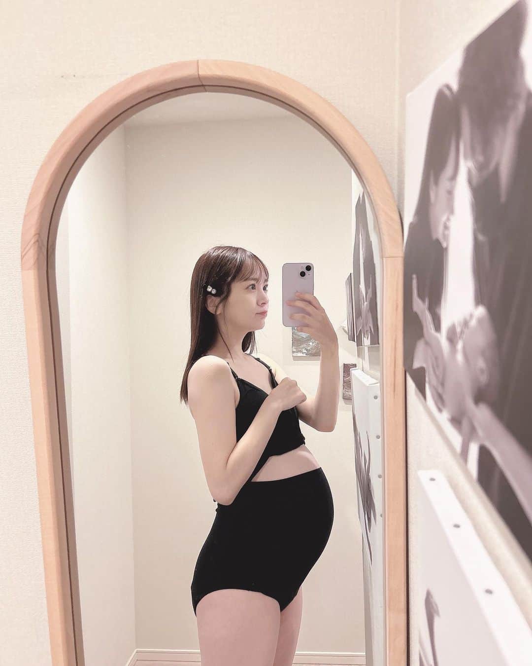 浜田翔子さんのインスタグラム写真 - (浜田翔子Instagram)「おなかの記録32week!🤰　#32週 #pregnancy  おなかもまんまるに🫶  maternity吸水shorts🌼  もうずーっと吸水系は気になっていたの。 吸水ショーツだけでなく、、産後母乳にも最適な 吸水ブラも今あるんだって知らなかった‼︎  ママ友ちゃんとも吸水ショーツの話は前してたくらい。 どこのにするか悩み今回お話いただき giftしていただきました♡  今回新しくでた　@ninaru_official と　@rine_jp  コラボショーツは腹巻き、腹帯にもなり、、ちょうど締め付けなくいい履き心地。生地感もお気に入りで入院にも持っていきます‼︎私はSMを着用してます。 （157cm 現在52kg ±7kg増しくらい）  ほんとにね、、、マタニティマイナートラブルで尿漏れってすごいの（これ言ったら妊婦さん沢山共感してもらえた）🥺😭結構頻繁にトイレに行くのも大変だし 産後、悪露も1ヶ月続くの。。ひやひや なので少しでもitemで 快適にいたいですね🍀  #妊娠後期　#妊娠後期トラブル」12月15日 12時50分 - shoko_hamada