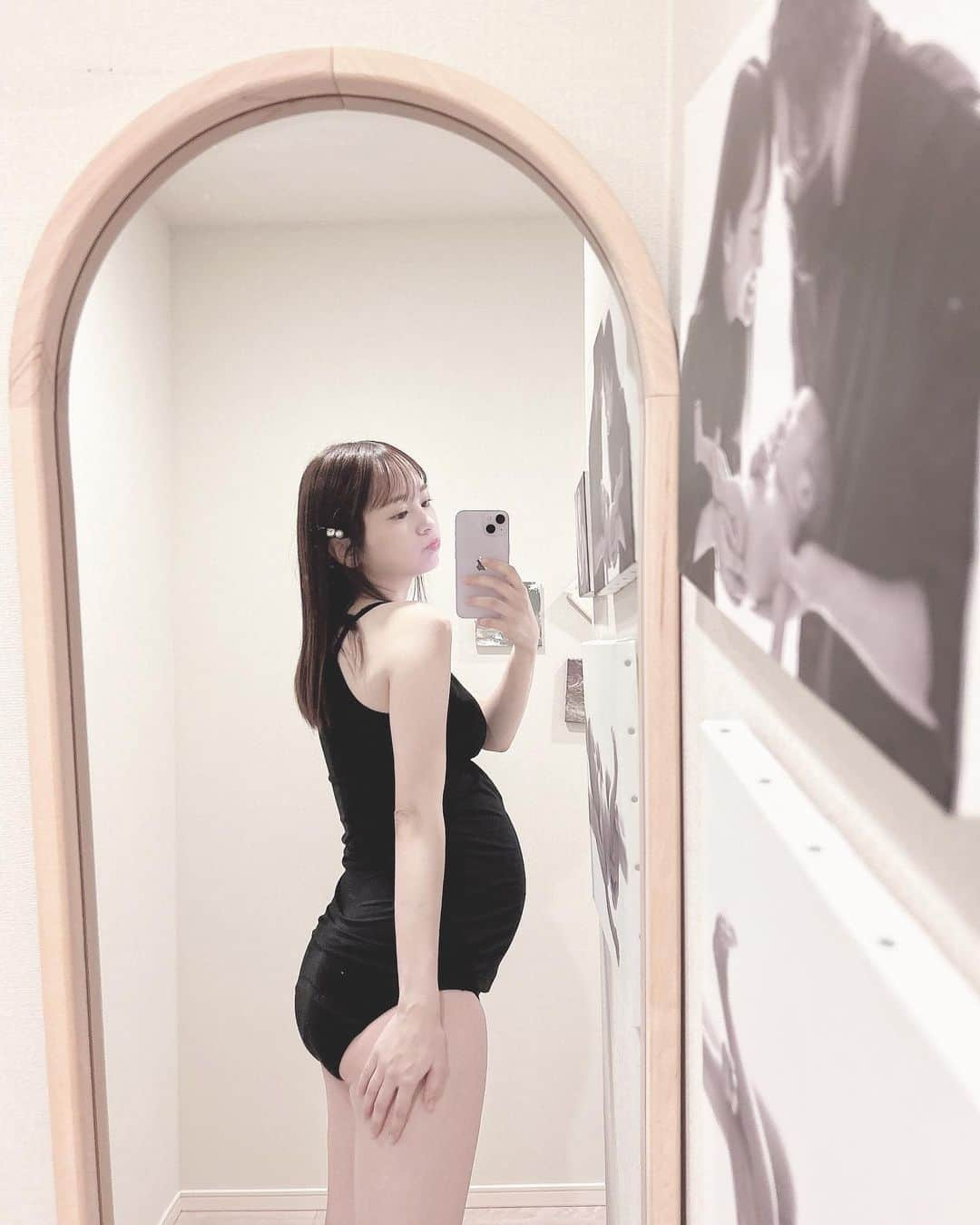 浜田翔子のインスタグラム：「おなかの記録32week!🤰　#32週 #pregnancy  おなかもまんまるに🫶  maternity吸水shorts🌼  もうずーっと吸水系は気になっていたの。 吸水ショーツだけでなく、、産後母乳にも最適な 吸水ブラも今あるんだって知らなかった‼︎  ママ友ちゃんとも吸水ショーツの話は前してたくらい。 どこのにするか悩み今回お話いただき giftしていただきました♡  今回新しくでた　@ninaru_official と　@rine_jp  コラボショーツは腹巻き、腹帯にもなり、、ちょうど締め付けなくいい履き心地。生地感もお気に入りで入院にも持っていきます‼︎私はSMを着用してます。 （157cm 現在52kg ±7kg増しくらい）  ほんとにね、、、マタニティマイナートラブルで尿漏れってすごいの（これ言ったら妊婦さん沢山共感してもらえた）🥺😭結構頻繁にトイレに行くのも大変だし 産後、悪露も1ヶ月続くの。。ひやひや なので少しでもitemで 快適にいたいですね🍀  #妊娠後期　#妊娠後期トラブル」