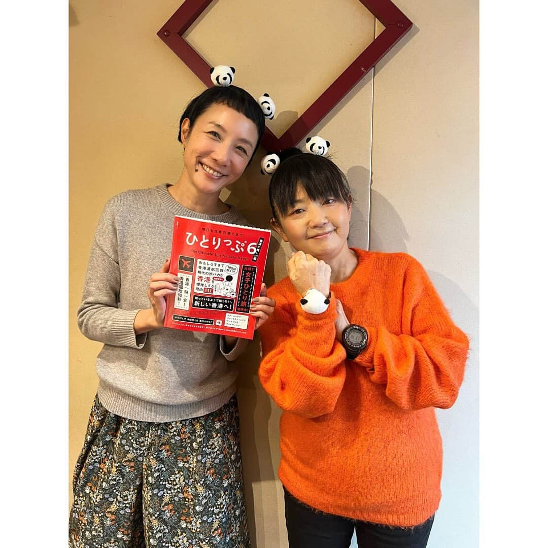 はなさんのインスタグラム写真 - (はなInstagram)「今週のhana金はスペシャルウィーク❣️携帯に貼れるHot Winter Magicのステッカープレゼントもありました😆そして、喫茶去ゲストは先週、ひとりっぷ6をリリースした福ちゃん😊2週に渡り、ありがとうね🫶🏼来週はみうらじゅんさんご登場です。ちなみに、2枚目の写真に隠れミッキーがいます✨Have a lovely weekend❤️ #lovelyday847 #fmyokohama」12月15日 12時50分 - hanalovestaco