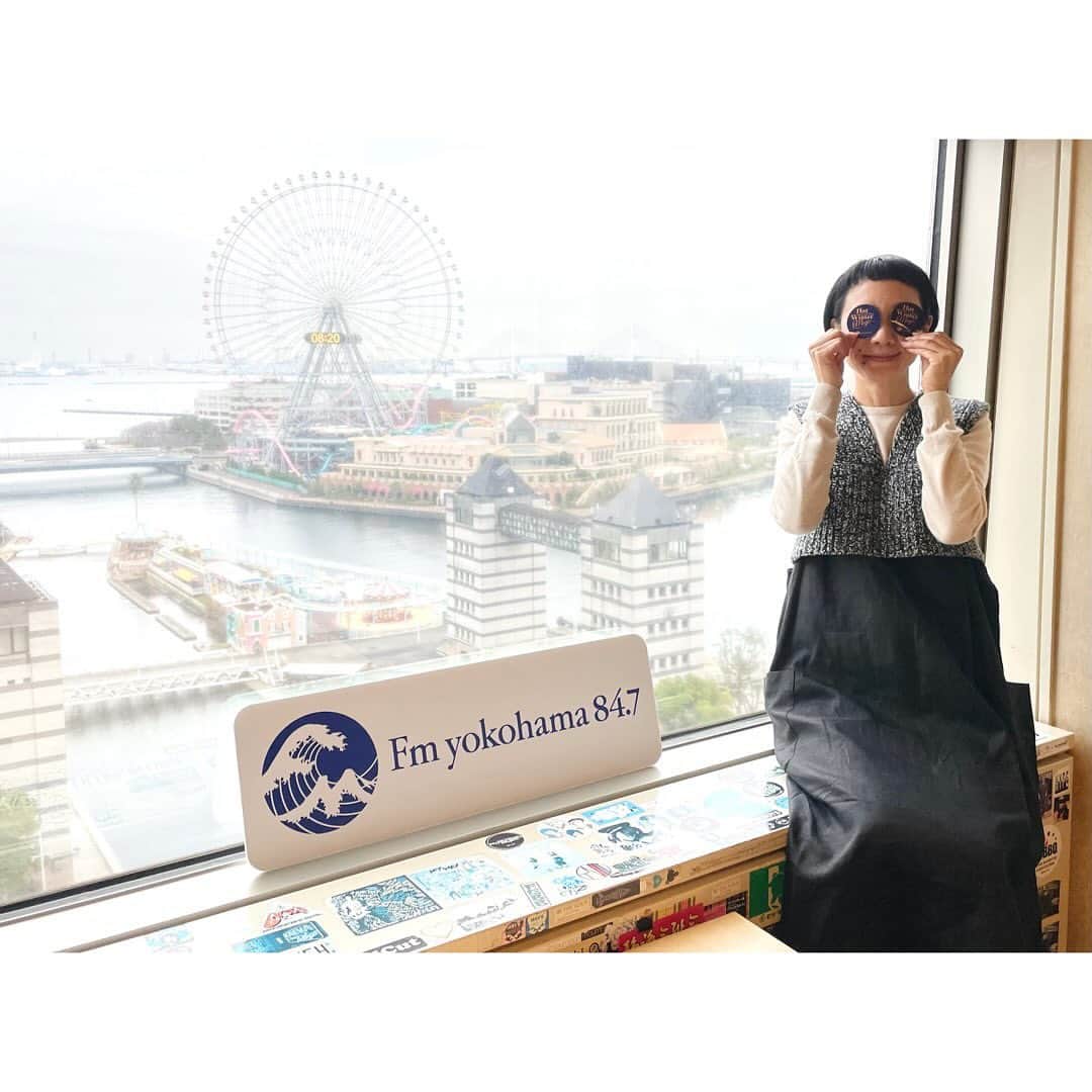 はなのインスタグラム：「今週のhana金はスペシャルウィーク❣️携帯に貼れるHot Winter Magicのステッカープレゼントもありました😆そして、喫茶去ゲストは先週、ひとりっぷ6をリリースした福ちゃん😊2週に渡り、ありがとうね🫶🏼来週はみうらじゅんさんご登場です。ちなみに、2枚目の写真に隠れミッキーがいます✨Have a lovely weekend❤️ #lovelyday847 #fmyokohama」