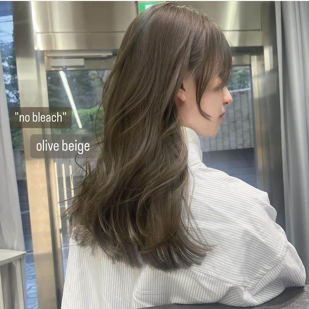 古賀美紀さんのインスタグラム写真 - (古賀美紀Instagram)「【人気NO1！bleach無しでできる色素薄めカラー】 嫌な赤みを消してくれて透明感抜群な  「 #オリーブベージュ ❤︎」  いつも大切な髪の毛を任せて頂いてるお客様✨ 回数を重ねるごとに 透明感たっぷりなオリーブカラーになります♡  現在の明るさより明るくしたい方、地毛からのカラーのお客様はダブルケアカラー  選択お願いします♡  ✨オススメメニュー✨ "人気No.1" ✔️プレミアムケアカラー　¥11400~ 毛髪強化剤♡髪の毛を補強し切れ毛・枝毛を98.6%防ぎます！ →髪の毛に凄く良いので、髪の毛を綺麗に持続させたい方オススメです！  "前処理剤オプションメニュー" 毛髪は、約80%のタンパク質（PPT）と 約5%の脂質（CMC）約12%の水分で構成されています。  前処理剤のPPTとCMCを＋する事で カラーの仕上がりとカラーの持続性をUPします♡！  ✔️CMC ¥1500 ブリーチ、ヘアカラーの薬剤を均一に浸透させる。 ダメージ補修と保湿をし髪表面をツヤやかに 指通りをよくする。 →髪の硬さ、パサつき、ゴワつきは cmcが失われてるのでオススメです♡！  ✔️PPT ¥1500 ダメージを補修し、ダメージで失った髪の タンパク質部分を補修し、弾力を与えてくれます。 ヘアカラーの再現性と持ちを高める。 →ダメージや色落ちが気になる方オススメ 【プレミアムケアカラーとの同時施術でさらに効果UP！】  ✔️CMC＋PPT ¥3000 更にクオリティを高めたい方オススメです♡  ※前処理を希望の方は、予約時にどの前処理をしたいか LINEしてください♡」12月15日 7時30分 - koga_miki__