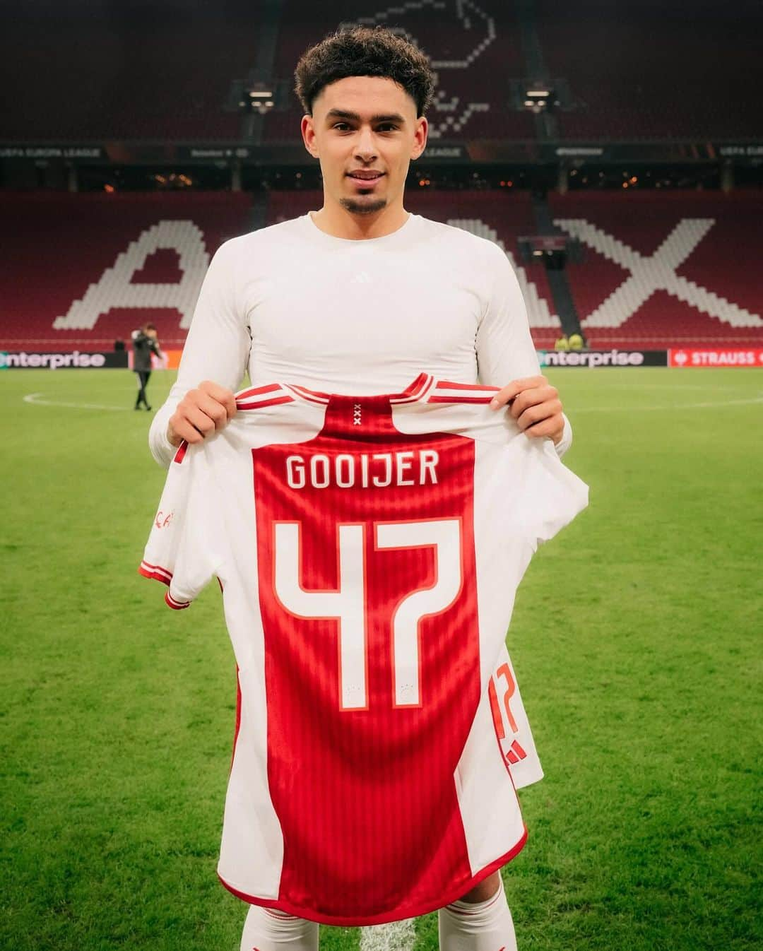 アヤックス・アムステルダムさんのインスタグラム写真 - (アヤックス・アムステルダムInstagram)「From the academy to the first team: Tristan Gooijer ⚪️🔴⚪️ #ForTheFuture」12月15日 7時49分 - afcajax