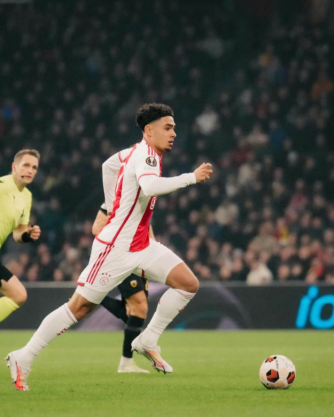 アヤックス・アムステルダムさんのインスタグラム写真 - (アヤックス・アムステルダムInstagram)「From the academy to the first team: Tristan Gooijer ⚪️🔴⚪️ #ForTheFuture」12月15日 7時49分 - afcajax