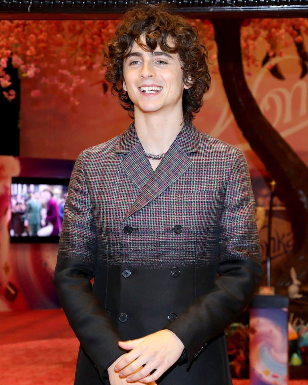 Vogueさんのインスタグラム写真 - (VogueInstagram)「Whether they’re grabbing a bagel on the Lower East Side or attending their big Hollywood premiere, with paparazzi awaiting at every turn, celebrities basically have to look put-together at all times. Timothée Chalamet (@tchalamet) is one star who hasn’t prescribed to the idea of a cohesive, well-thought-out wardrobe. This fall, the actor has juxtaposed his casual looks with extremely dressy ones on the red carpet. The question is: Do you enjoy snazzy Timothée, or dressed-down Timmy better? At the link in our bio, one Vogue editor makes the case for both.」12月15日 7時51分 - voguemagazine