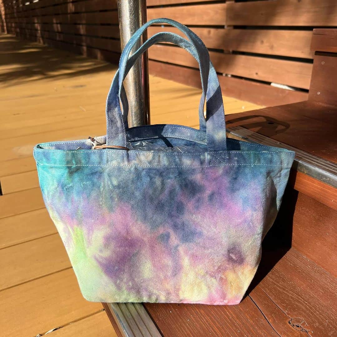 Akane Ogawaさんのインスタグラム写真 - (Akane OgawaInstagram)「おはようございます✨✨  @emaecoral  tie-dye mini tote♡ 今回はrainbow colorで染めて頂きました🌈 説明要らずなぐらい、リピーターさん多いBagです。マチたっぷりなので水筒も入り必要な物以上入ります♡ ・・・ 🎄Holiday pouch set🎁  ⚪️Red knit pouch ⚪️Corduroy pouch / Rainbow  ⚪️Mexican pink stripes pouch  今年は3つのポーチセットです♡ 異なる素材で作ったポーチ。お得なセットです♡ 箱入りなので、プレゼントにぴったりです🩵  Happy holidays 🎄🩵 #pinkmafia #pinkmafiasmd #izu #shimoda #ecoRAL」12月15日 7時55分 - pinkmafia_akane