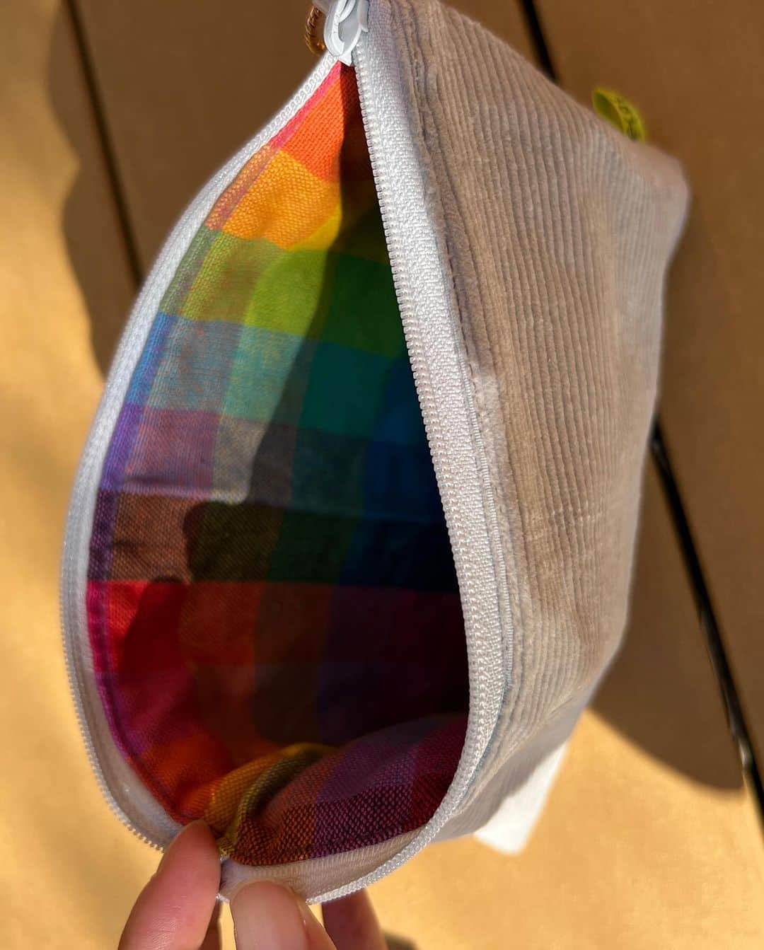 Akane Ogawaさんのインスタグラム写真 - (Akane OgawaInstagram)「おはようございます✨✨  @emaecoral  tie-dye mini tote♡ 今回はrainbow colorで染めて頂きました🌈 説明要らずなぐらい、リピーターさん多いBagです。マチたっぷりなので水筒も入り必要な物以上入ります♡ ・・・ 🎄Holiday pouch set🎁  ⚪️Red knit pouch ⚪️Corduroy pouch / Rainbow  ⚪️Mexican pink stripes pouch  今年は3つのポーチセットです♡ 異なる素材で作ったポーチ。お得なセットです♡ 箱入りなので、プレゼントにぴったりです🩵  Happy holidays 🎄🩵 #pinkmafia #pinkmafiasmd #izu #shimoda #ecoRAL」12月15日 7時55分 - pinkmafia_akane
