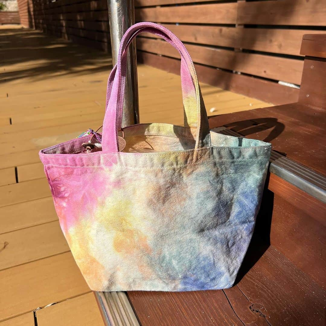 Akane Ogawaさんのインスタグラム写真 - (Akane OgawaInstagram)「おはようございます✨✨  @emaecoral  tie-dye mini tote♡ 今回はrainbow colorで染めて頂きました🌈 説明要らずなぐらい、リピーターさん多いBagです。マチたっぷりなので水筒も入り必要な物以上入ります♡ ・・・ 🎄Holiday pouch set🎁  ⚪️Red knit pouch ⚪️Corduroy pouch / Rainbow  ⚪️Mexican pink stripes pouch  今年は3つのポーチセットです♡ 異なる素材で作ったポーチ。お得なセットです♡ 箱入りなので、プレゼントにぴったりです🩵  Happy holidays 🎄🩵 #pinkmafia #pinkmafiasmd #izu #shimoda #ecoRAL」12月15日 7時55分 - pinkmafia_akane