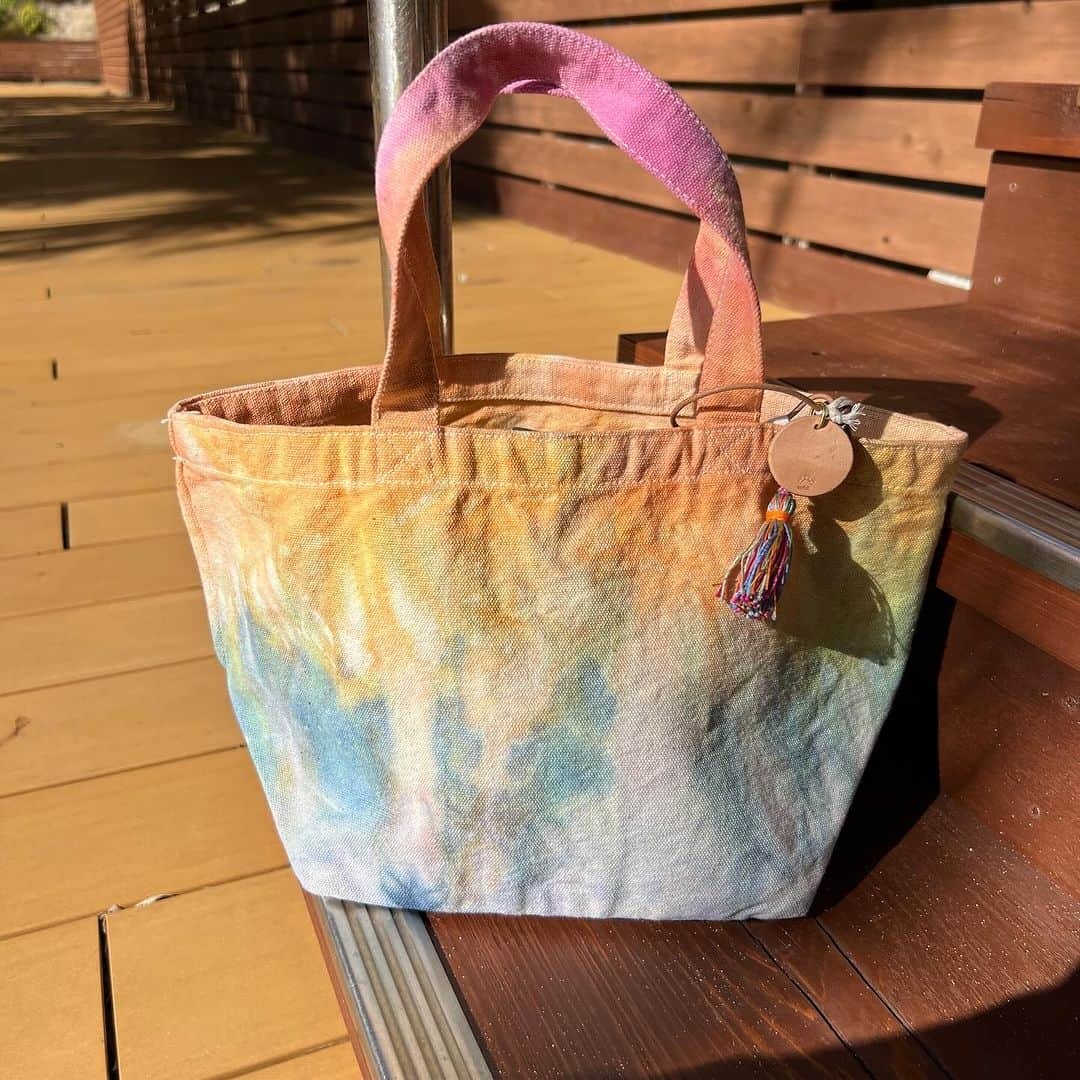 Akane Ogawaさんのインスタグラム写真 - (Akane OgawaInstagram)「おはようございます✨✨  @emaecoral  tie-dye mini tote♡ 今回はrainbow colorで染めて頂きました🌈 説明要らずなぐらい、リピーターさん多いBagです。マチたっぷりなので水筒も入り必要な物以上入ります♡ ・・・ 🎄Holiday pouch set🎁  ⚪️Red knit pouch ⚪️Corduroy pouch / Rainbow  ⚪️Mexican pink stripes pouch  今年は3つのポーチセットです♡ 異なる素材で作ったポーチ。お得なセットです♡ 箱入りなので、プレゼントにぴったりです🩵  Happy holidays 🎄🩵 #pinkmafia #pinkmafiasmd #izu #shimoda #ecoRAL」12月15日 7時55分 - pinkmafia_akane