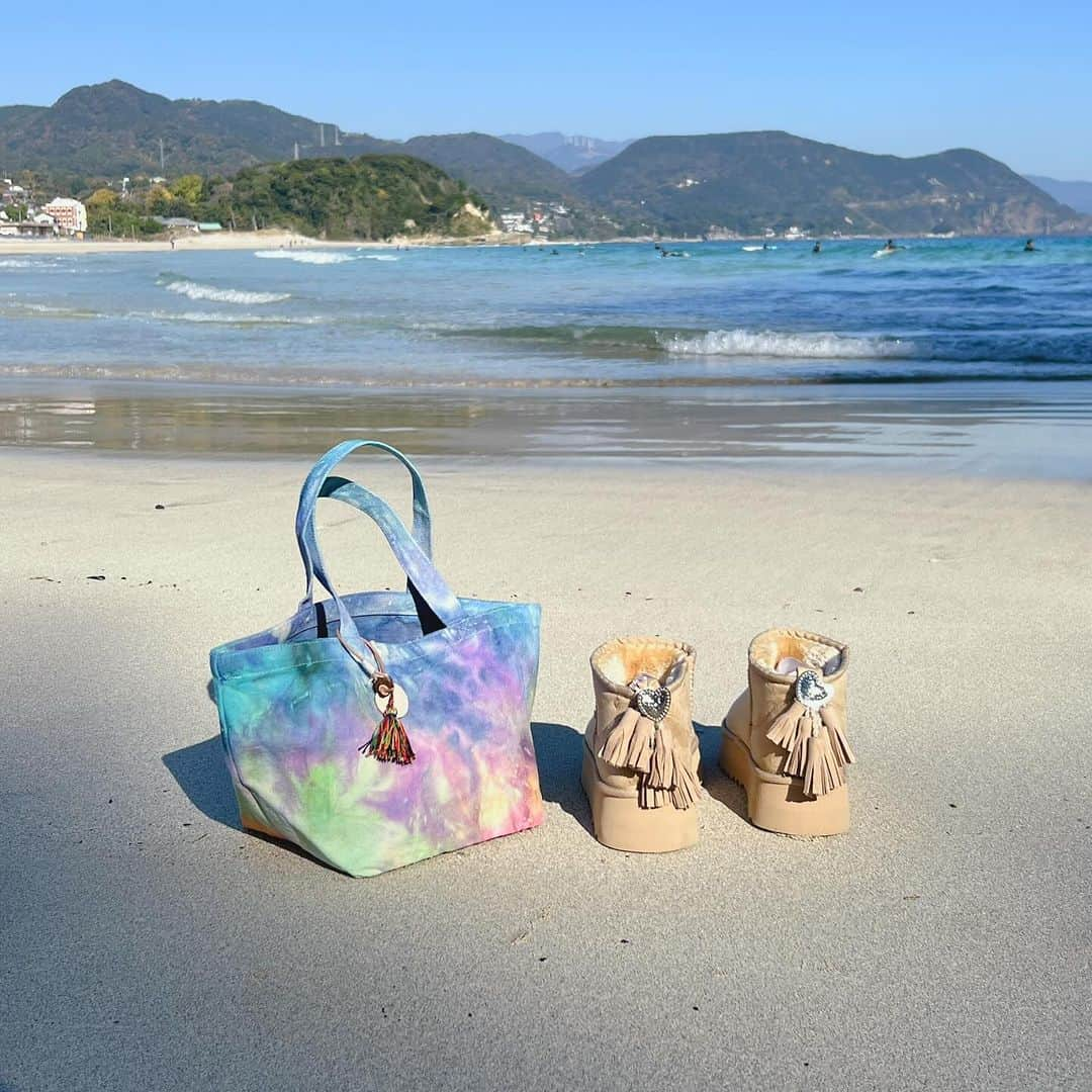 Akane Ogawaさんのインスタグラム写真 - (Akane OgawaInstagram)「おはようございます✨✨  @emaecoral  tie-dye mini tote♡ 今回はrainbow colorで染めて頂きました🌈 説明要らずなぐらい、リピーターさん多いBagです。マチたっぷりなので水筒も入り必要な物以上入ります♡ ・・・ 🎄Holiday pouch set🎁  ⚪️Red knit pouch ⚪️Corduroy pouch / Rainbow  ⚪️Mexican pink stripes pouch  今年は3つのポーチセットです♡ 異なる素材で作ったポーチ。お得なセットです♡ 箱入りなので、プレゼントにぴったりです🩵  Happy holidays 🎄🩵 #pinkmafia #pinkmafiasmd #izu #shimoda #ecoRAL」12月15日 7時55分 - pinkmafia_akane