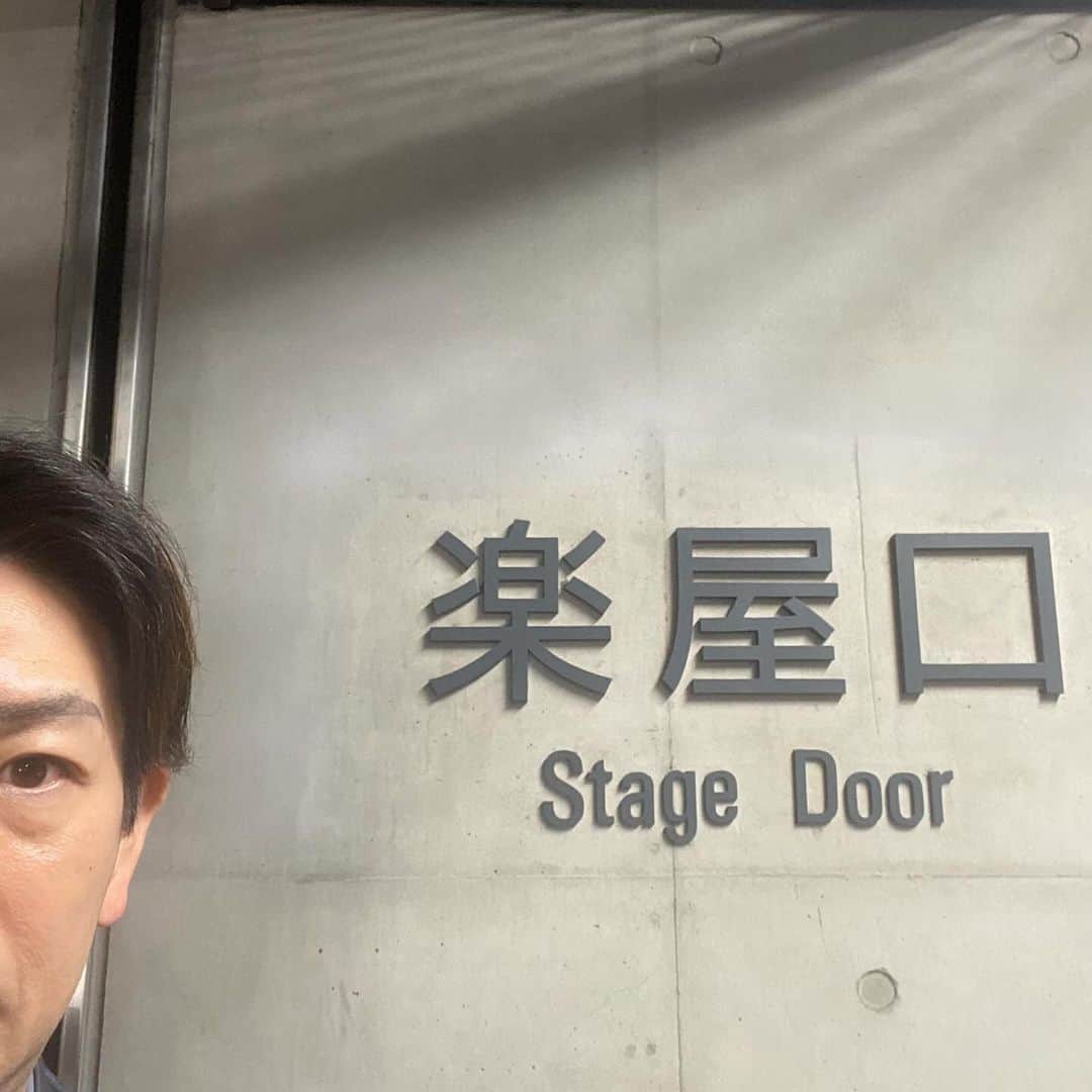 坂東亀三郎さんのインスタグラム写真 - (坂東亀三郎Instagram)「⁡ 新国立劇場のロビーで お正月公演の取材会が ありました。 ⁡ 取材記事や写真は URLが貼れないから 自力で探してくだされ。 (目にしたとある記事が坂東ではなく板東になっていた時のなんとも言えない気持ち…、芸能の仕事ではなく歌舞伎の取材の時はなんだかモヤモヤが強くなる😮‍💨) ⁡ ⁡ 辰年は 半蔵門から初台へ。 お待ちしております。 (前売り開始しましたよー。) ⁡ ⁡ ⁡ ⁡ 新国立劇場(初台) 『初春歌舞伎公演』 1月5日初日〜27日千穐楽 (11.22日休演日) ⁡ 彦三郎 『梶原平三誉石切』大庭三郎景親 『勢獅子門出初台』鳶頭亀吉 ⁡ 亀三郎 『勢獅子門出初台』 手古舞おゆう／若い者勇吉 ⁡ ⁡ #新国立劇場 #初春歌舞伎公演 #歌舞伎 #音羽屋 #歌舞伎役者 #亀三郎 #坂東亀三郎 #六代目 #彦三郎 #坂東彦三郎 #九代目」12月15日 8時01分 - otowayabando
