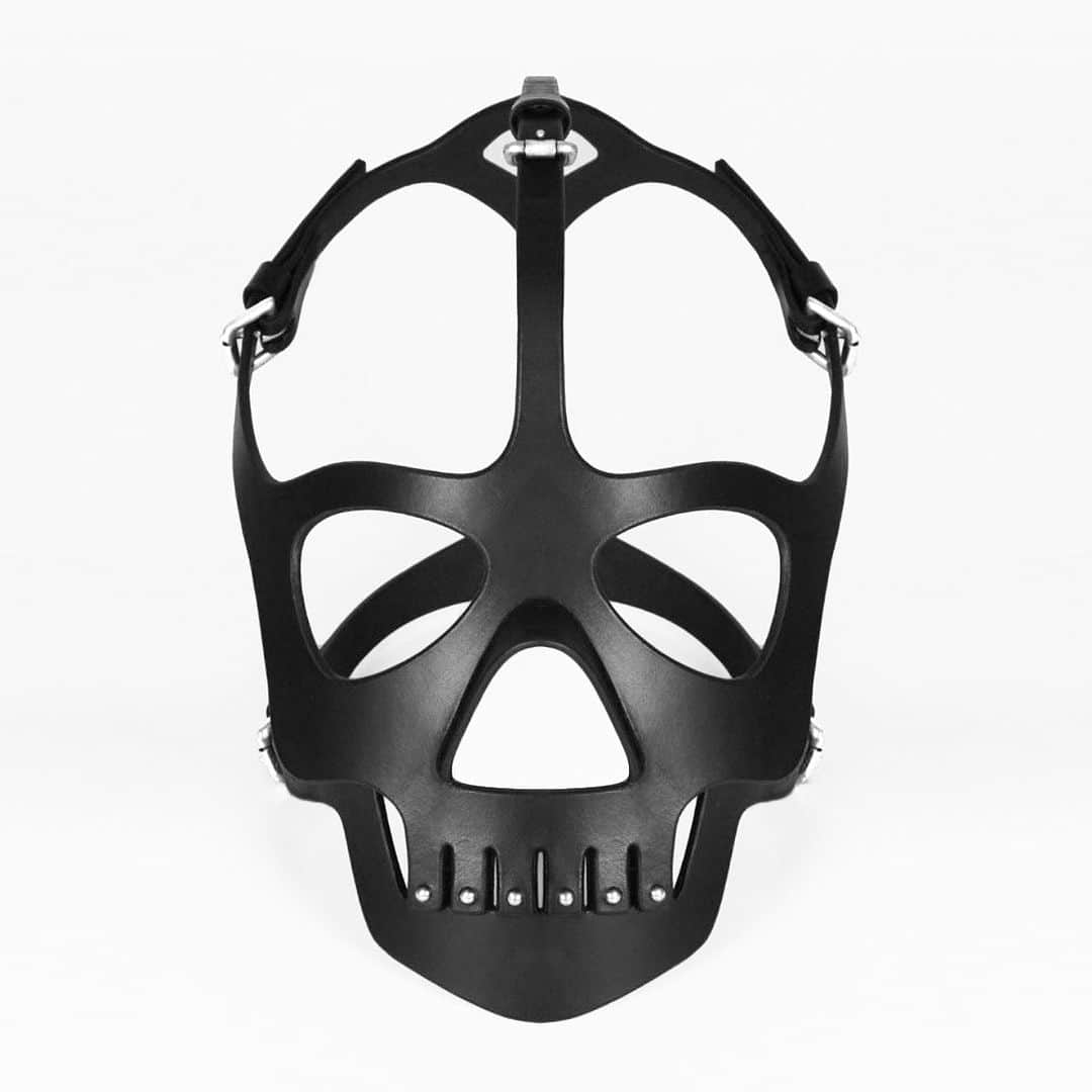 フリートイリヤのインスタグラム：「The Skull Mask Headpiece, made with smooth saddlery leather, encases the head with a cut-out skull design. This piece fastens with five buckles placed at the rear and the sides, allowing for a perfect fit. The Mask is hand moulded and is finished with a studded grill style mouth. Handmade in England  #💀」