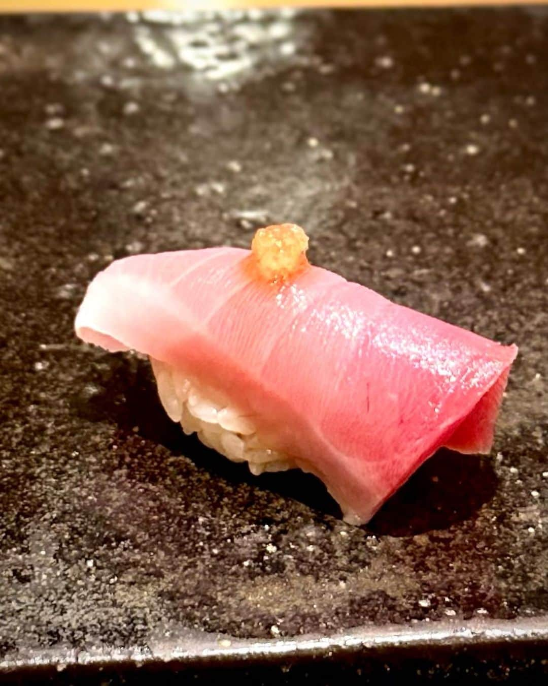 箕輪玖美さんのインスタグラム写真 - (箕輪玖美Instagram)「鮨まつうら🍣 ・ ・ 仲良しご家族と忘年会😃 大切な人を連れて来たくて、半年以上前から貸切予約をお願いしていました✨ ・ ・ 一品もお鮨もやっぱり全部美味しい💕 それより何より、まつうらさんの笑顔とおもてなしの気遣いが素晴らしくて😊 ・ ・ お友達のお誕生日サプライズ祝いも快くご協力下さり、楽しい忘年会になりました✨✨✨ ・ ・ もう来年の予約は全部埋まっている位の人気店になったのも、当然❣️ でも、予約が取りづらくなると困る〜😂 ・ ・ 本日も大変美味しゅうございました🙏✨  #鮨まつうら #白金グルメ #お鮨大好き #ミシュラン一つ星 #予約困難店 #美味しいもの好きな人と繋がりたい #おもてなし #忘年会 #食いしん坊 #箕輪玖美」12月15日 8時09分 - kumi.111