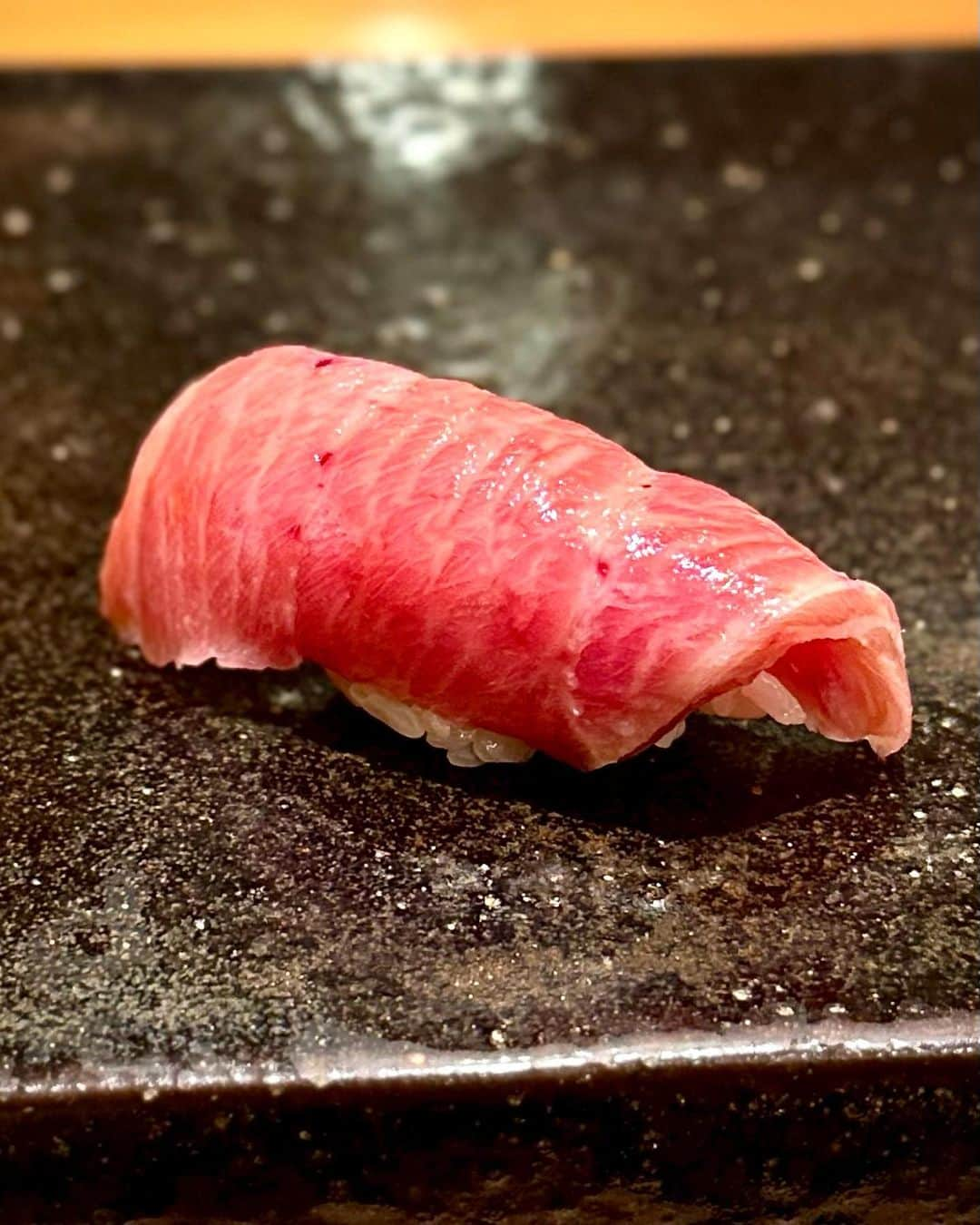 箕輪玖美さんのインスタグラム写真 - (箕輪玖美Instagram)「鮨まつうら🍣 ・ ・ 仲良しご家族と忘年会😃 大切な人を連れて来たくて、半年以上前から貸切予約をお願いしていました✨ ・ ・ 一品もお鮨もやっぱり全部美味しい💕 それより何より、まつうらさんの笑顔とおもてなしの気遣いが素晴らしくて😊 ・ ・ お友達のお誕生日サプライズ祝いも快くご協力下さり、楽しい忘年会になりました✨✨✨ ・ ・ もう来年の予約は全部埋まっている位の人気店になったのも、当然❣️ でも、予約が取りづらくなると困る〜😂 ・ ・ 本日も大変美味しゅうございました🙏✨  #鮨まつうら #白金グルメ #お鮨大好き #ミシュラン一つ星 #予約困難店 #美味しいもの好きな人と繋がりたい #おもてなし #忘年会 #食いしん坊 #箕輪玖美」12月15日 8時09分 - kumi.111