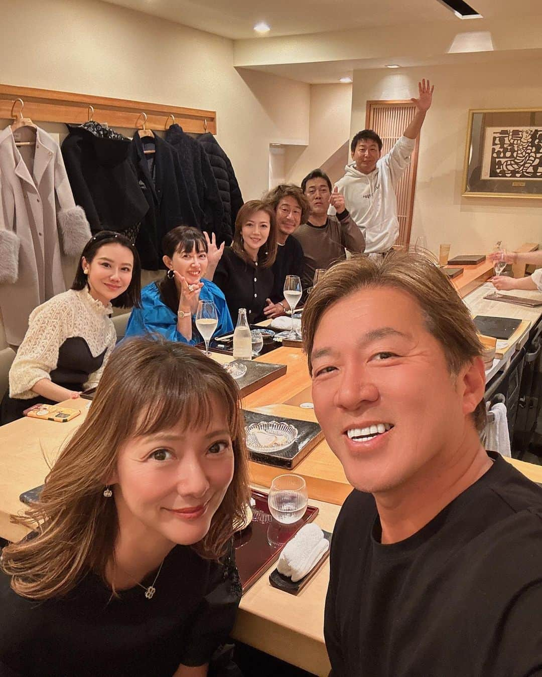 箕輪玖美のインスタグラム：「鮨まつうら🍣 ・ ・ 仲良しご家族と忘年会😃 大切な人を連れて来たくて、半年以上前から貸切予約をお願いしていました✨ ・ ・ 一品もお鮨もやっぱり全部美味しい💕 それより何より、まつうらさんの笑顔とおもてなしの気遣いが素晴らしくて😊 ・ ・ お友達のお誕生日サプライズ祝いも快くご協力下さり、楽しい忘年会になりました✨✨✨ ・ ・ もう来年の予約は全部埋まっている位の人気店になったのも、当然❣️ でも、予約が取りづらくなると困る〜😂 ・ ・ 本日も大変美味しゅうございました🙏✨  #鮨まつうら #白金グルメ #お鮨大好き #ミシュラン一つ星 #予約困難店 #美味しいもの好きな人と繋がりたい #おもてなし #忘年会 #食いしん坊 #箕輪玖美」