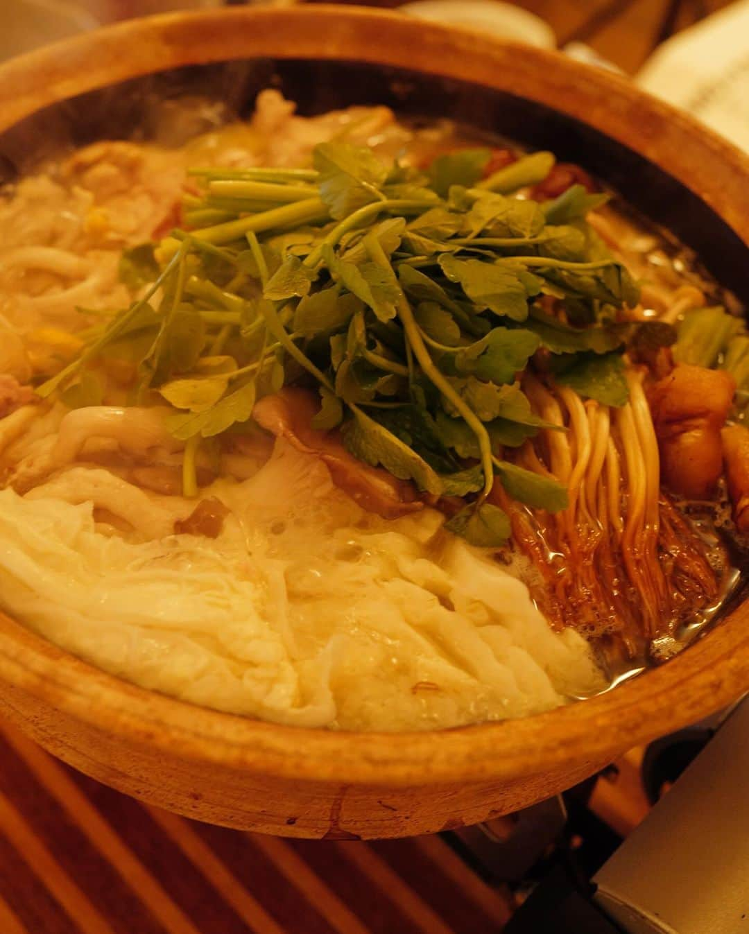 高山都さんのインスタグラム写真 - (高山都Instagram)「昨日は水炊き🍲 土鍋に昆布と水と生姜とネギの青い部分を入れて沸いたら、ハサミを入れた鶏手羽元を入れ、アクをとりながら3〜40分コトコト弱火で煮て、塩麹を揉み込んだ鶏もも肉も入れて、ネギや白菜を入れて、塩で味を整える。 それだけです。 本当に美味しい。 天然の旨みだけで、スープを存分に味わえる。 鶏肉はほろほろで、箸で引き上げられないほどの柔らかさになります。 野菜は、白菜、いろんなキノコ、セリにしました。 柚子胡椒やポン酢は各々で好きなように。 わたしはほんの少しだけ垂らすくらいが好み。 お鍋だと、翌日の身体が軽い。 量が多いかなと思いつつ、お野菜たくさん食べれてしまう不思議。」12月15日 8時32分 - miyare38