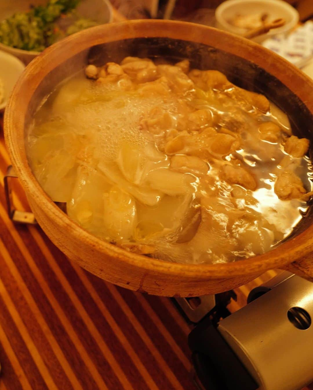 高山都さんのインスタグラム写真 - (高山都Instagram)「昨日は水炊き🍲 土鍋に昆布と水と生姜とネギの青い部分を入れて沸いたら、ハサミを入れた鶏手羽元を入れ、アクをとりながら3〜40分コトコト弱火で煮て、塩麹を揉み込んだ鶏もも肉も入れて、ネギや白菜を入れて、塩で味を整える。 それだけです。 本当に美味しい。 天然の旨みだけで、スープを存分に味わえる。 鶏肉はほろほろで、箸で引き上げられないほどの柔らかさになります。 野菜は、白菜、いろんなキノコ、セリにしました。 柚子胡椒やポン酢は各々で好きなように。 わたしはほんの少しだけ垂らすくらいが好み。 お鍋だと、翌日の身体が軽い。 量が多いかなと思いつつ、お野菜たくさん食べれてしまう不思議。」12月15日 8時32分 - miyare38