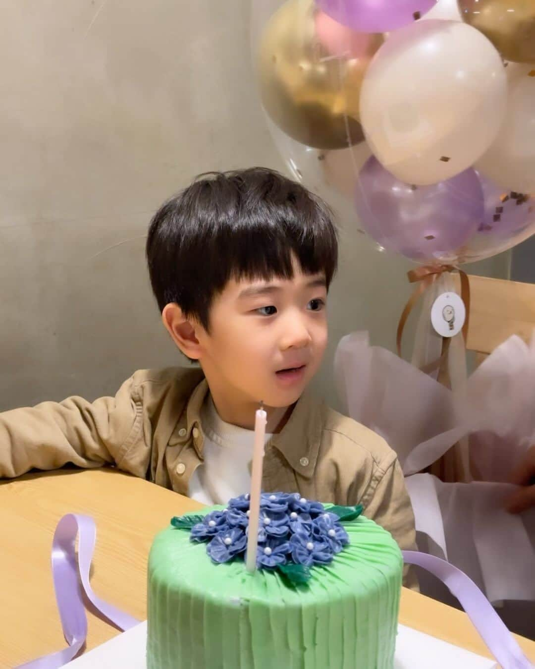 チョ・ミニョンのインスタグラム：「굿모닝 여러분들 ☺️제 이상형입니다♥️ 같이 눈 정화하고 시작해요 ♥ 점점 더 잘생겨져서 너무 걱정됩니다 ⸝⸝ʚ̴̶̷̆ ̯ʚ̴̶̷̆⸝⸝하 ⠀⠀⠀⠀⠀⠀⠀ 요즘 저는 병이 심각합니다 어제 엄마 생일이였는데 폰 사진을 보니 죄다 유안이로 시작해서 유안이로 끝나는 사진,,😂 내년에 깜지 태어나면, 더 바빠질 것 같네요 벌써 조카 2명이나 된다는 사실에 매일 설렙니다 🥹내년은 더 향기롭겠는데요,,🌺」