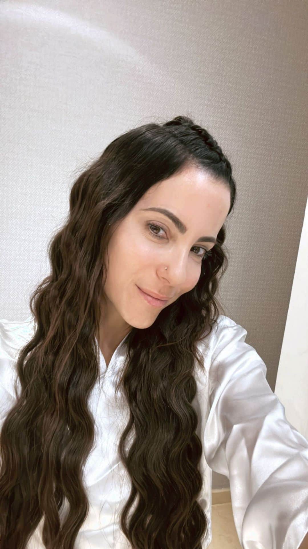 ポーラ・ベビラクアのインスタグラム：「¡Las manchas en la piel ya son cosa del pasado!   Quiero contarte que desde hace 3 meses, la @Dra.Sharon está tratando mi piel con la línea MELINE.   La única linea en el mundo especializada en tratar cualquier mancha en tu rostro o en tu cuerpo.  ✅Los productos son tópicos  ✅No duelen  ✅No queman  ✅No irritan  ✅La mayoría del tratamiento lo haces desde tu casa   Y lo mejor es que MELINE también cuenta con productos complementarios, como, protector solar, hidratante con ácido hialurónico y espuma limpiadora, para que tú piel se vea más radiante y sana cada día.   Y sobre todo, libre de manchas para siempre 🥳」