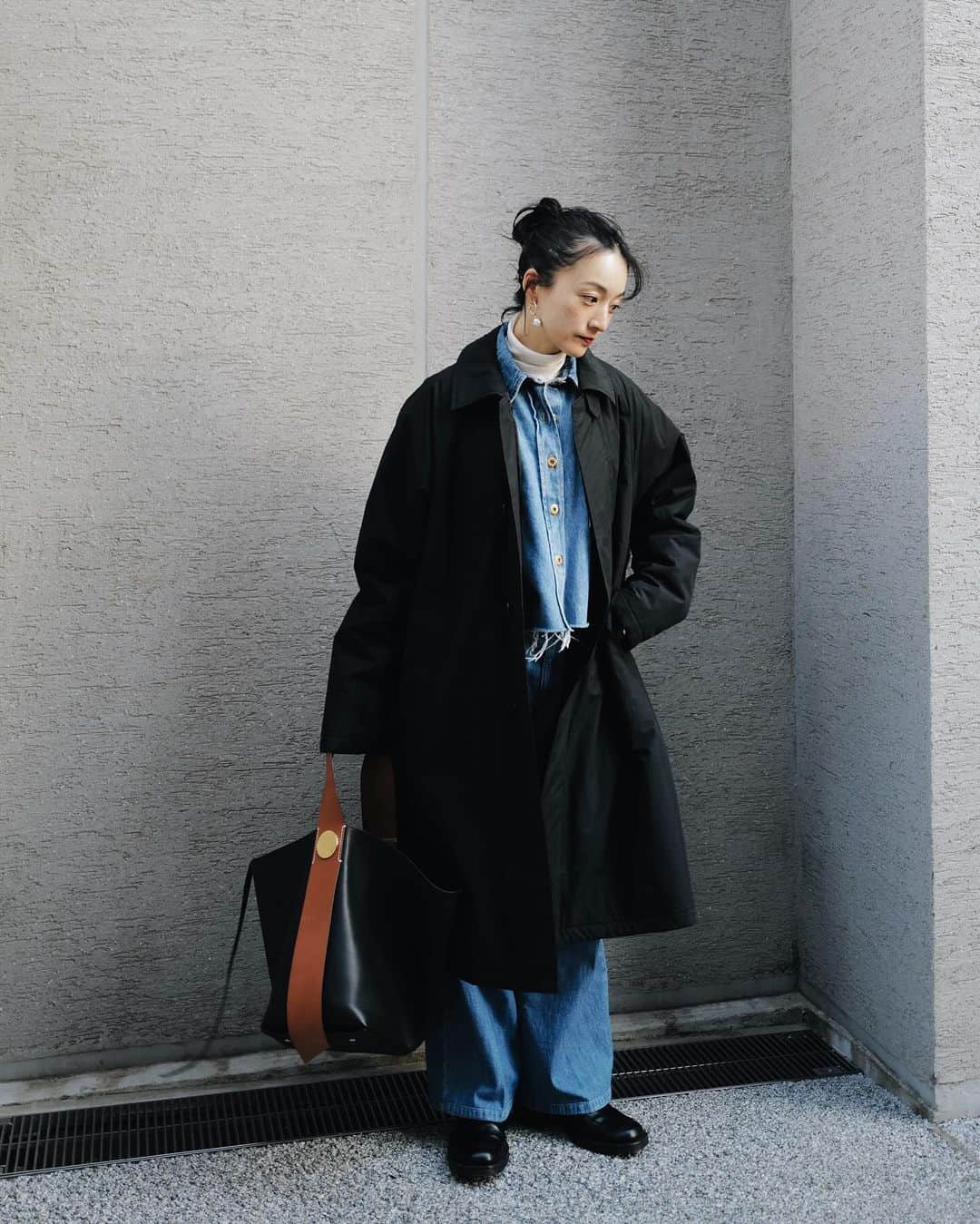 高山都さんのインスタグラム写真 - (高山都Instagram)「#都ふく coat @cinch__inc  denim jacket & denim pants @miumiu  turtle @soeju_official  bag @jilsander  shoes @driesvannoten  pierce @sophiebuhai   昨日のライブで質問が多かったタートルは @soeju_official です。うすーーいのに、カシミアがすこし入ってるから、暖かくてチクチクしない。」12月15日 8時49分 - miyare38