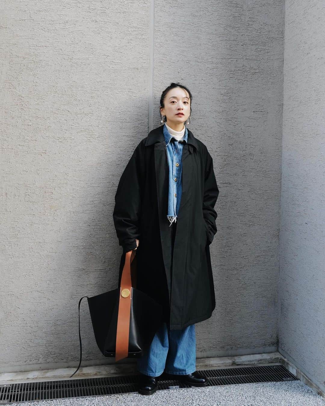高山都のインスタグラム：「#都ふく coat @cinch__inc  denim jacket & denim pants @miumiu  turtle @soeju_official  bag @jilsander  shoes @driesvannoten  pierce @sophiebuhai   昨日のライブで質問が多かったタートルは @soeju_official です。うすーーいのに、カシミアがすこし入ってるから、暖かくてチクチクしない。」