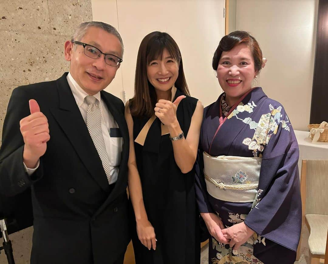 根本美緒さんのインスタグラム写真 - (根本美緒Instagram)「結婚式💒にて　上智大学 織先生と関東学院大学 佐野先生と。織先生とはミライテラスでご一緒して以来、今回もステキなお着物でした✨  さて、雨ですね。寒いですね。 正直オーストラリア行き前後から走り抜けてきたのでゆっくり天気図見る時間もなく、やっと今朝少しゆっくり見てます。 前線通過に伴い、今日は関東東海は夕方にかけて☔️昼頃しっかり東京も降るので🌂忘れずに。 東北は1日☃️や☔️北陸も1日🌂あった方がいいです。西日本の日本海側も夜から雨場所により雪。  東京10℃←北風と雨のため　夜は南風で上がります 名古屋16℃ 大阪福岡23℃ ←南風のせい 広島21℃ 仙台4℃ 札幌1℃ 那覇26℃  格差はげしい気温ですね。今日は。 また、来週が恐ろしく冬らしく🥶なります。 これは全国的。クリスマス寒波到来ですね。 ダウンコートしっかり準備しておきましょう‼️  #天気予報 #気象予報士 #ネモ天 #クリスマス寒波 #結婚式」12月15日 9時07分 - nemotomio.official