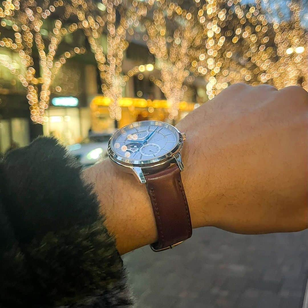 Maker's Watch Knotさんのインスタグラム写真 - (Maker's Watch KnotInstagram)「こんにちは！ 丸の内ギャラリーショップの花岡です🪻  今年もあと少し… ということで１年の締めくくりに ご自身に向けてプレゼントを贈りませんか？ 　 本日は自分へのご褒美にぴったり 丸の内ギャラリーショップの 🎖️人気No.1アイテム🎖️をご紹介します！  こちらの機械式ムーブメントを使用した時計は、パーツのレイヤードが特徴で立体感溢れるアイテムになっております！  パーツに凹凸も入っており、陰影がアクセントになり、 重厚感もたっぷりです。  現在こちらのアイテムをお選びの方は『メッシュステンレスDバックル』のストラップが半額でお選びいただけるキャンペーンも実施中です🎁  また、丸の内ギャラリーショップ周辺はイルミネーションがとても綺麗です✨  東京駅のライトアップや、丸の内のイルミネーションなどなど、 クリスマスを感じつつギフト探しにお立ち寄りください🎄🌟  時計：メカニカルオープンハート（CAP-40SVSV) ストラップ：コードバン(S18-SOC-DB) バックル：シルバー（EB-18SV)  #knotwatch #watch #wristwatch #japan #madeinjapan#mechanicalwatch#marunouchi #時計#腕時計#国産時計#カスタムオーダー#機械式 #機械式時計#丸の内 #손목시계 #맞춤형 #오모테산도#定制 #手表」12月15日 9時13分 - makers_watch_knot