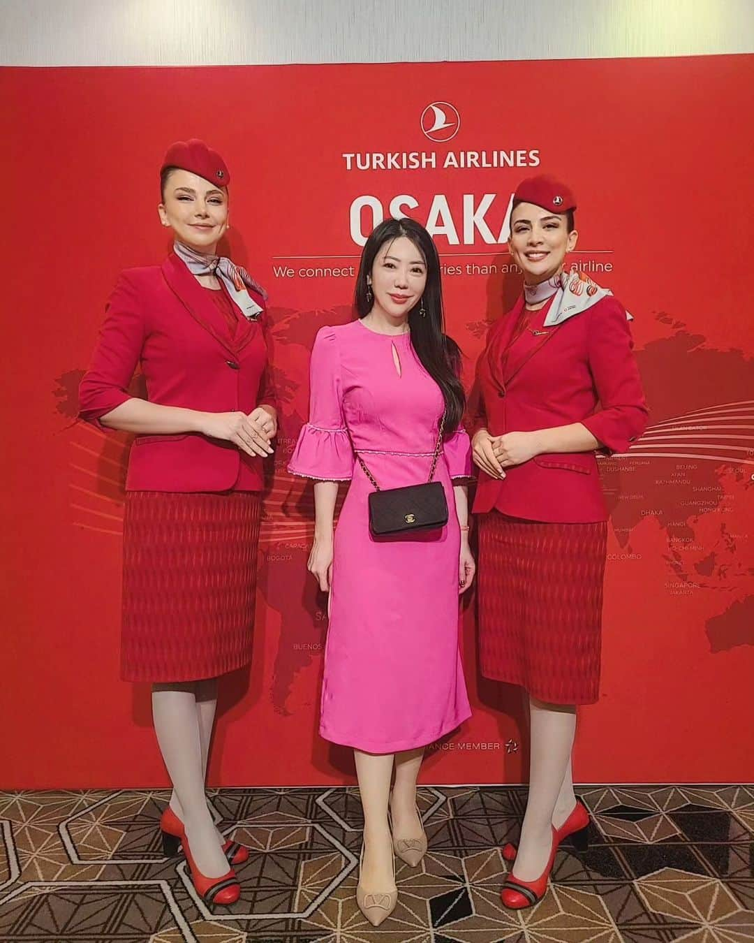 今堀恵理のインスタグラム：「🇹🇷ターキッシュ エアラインズ（TK）が関西＝イスタンブール線を2023年12月12日（火）に運航を再開し、週4便運航スタートしました💕 @turkishairlines  2017年以来6年ぶりの関西国際空港からトルコへの直行便です😌💓  イスタンブール行きた～い🤭 イスタンブールは、東西文化の懸け橋とされ、現在でも東洋と西洋が入り混じった神秘的な雰囲気を感じることができ、日本人に人気が高い観光地の一つです。  関空運航再開のレセプションパーティーがリーガロイヤルホテルでありご招待頂きました✨  豪華なメンバーで華やかでした 世界一の就航国数を有するトルコのフラッグキャリアでSafetyな楽しい旅したい💓 そしてトルコは美女ばっかり💓  #トルコ航空 #関西空港 #イスタンブール #turkish #turkishairlines」