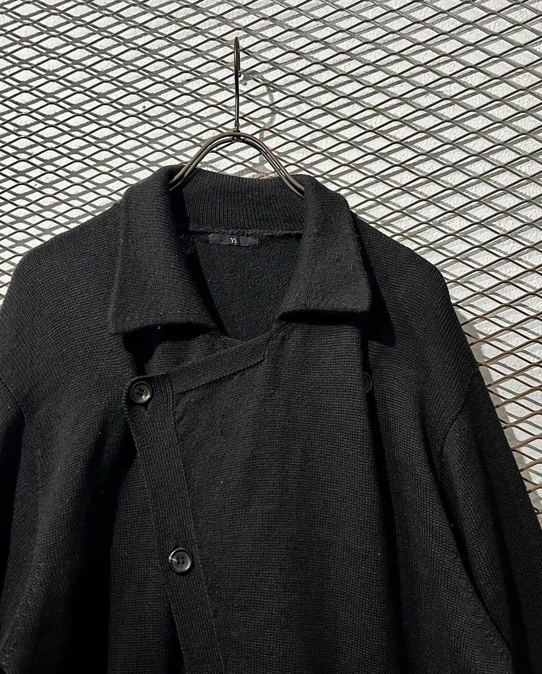 dudeさんのインスタグラム写真 - (dudeInstagram)「【 NEW ARRIVAL 】 ・ Y's - Design Long Knit Jacket ・ ・ ・ こちらの商品はdudeアカウントプロフィールのURL「dude online」より通販可能な商品となっております ・ @dude_harajuku @dude_harajuku_daily」12月15日 9時29分 - dude_harajuku