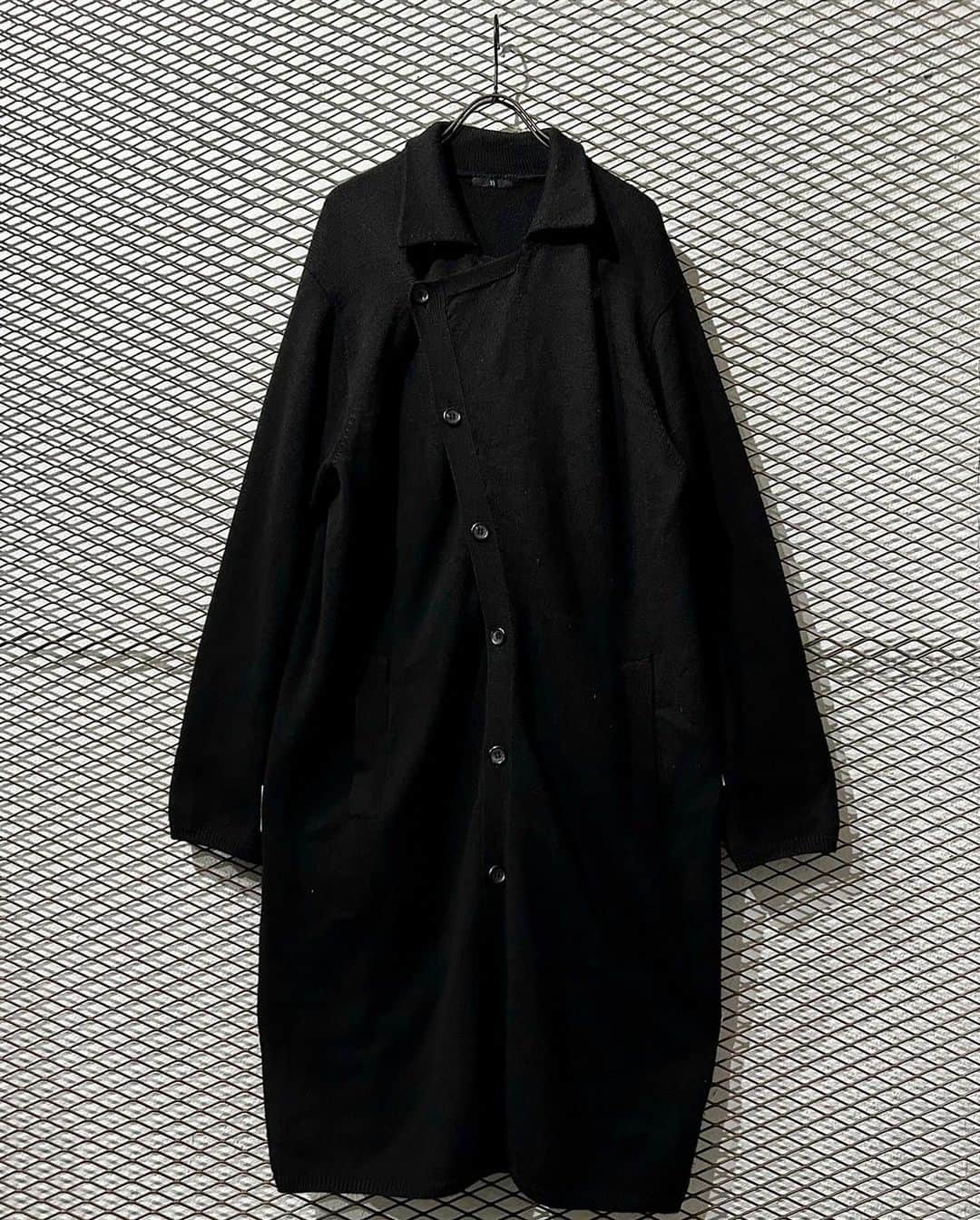 dudeのインスタグラム：「【 NEW ARRIVAL 】 ・ Y's - Design Long Knit Jacket ・ ・ ・ こちらの商品はdudeアカウントプロフィールのURL「dude online」より通販可能な商品となっております ・ @dude_harajuku @dude_harajuku_daily」