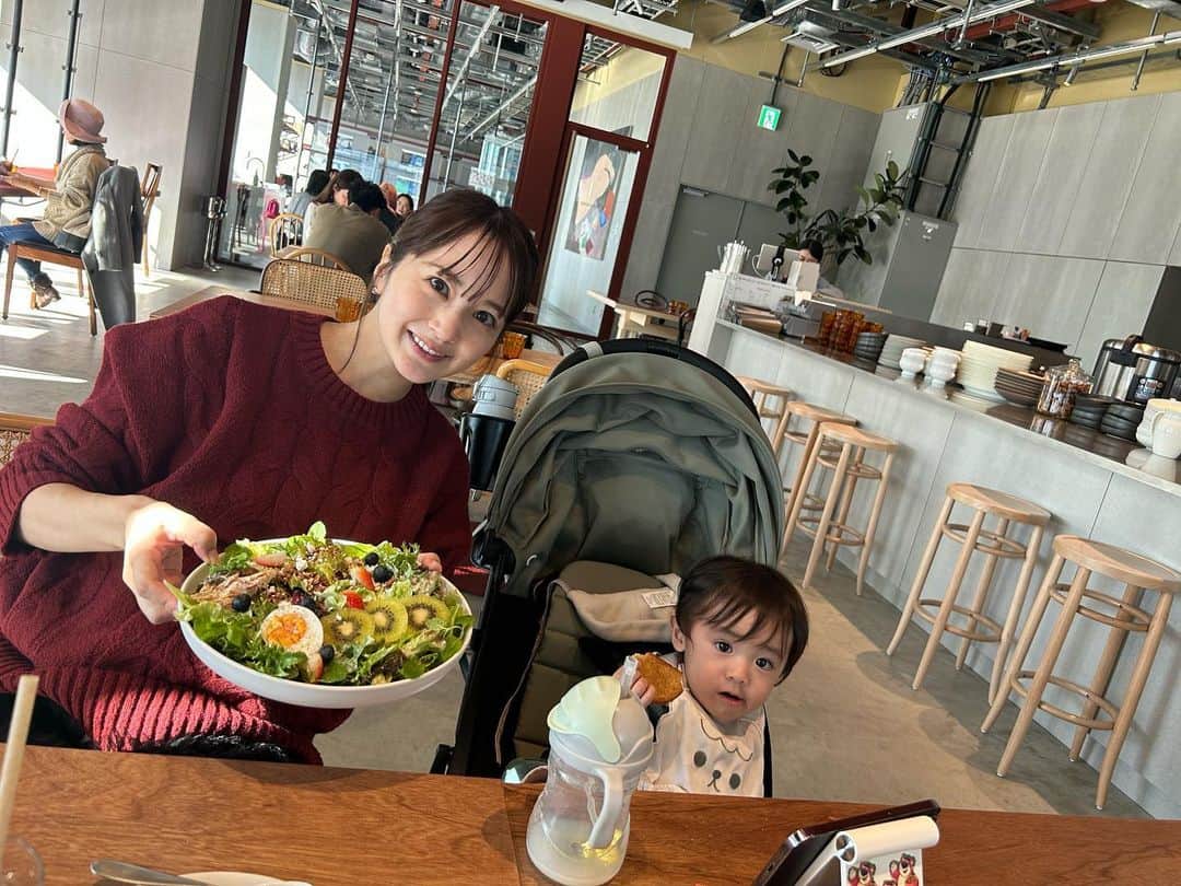 浜田翔子さんのインスタグラム写真 - (浜田翔子Instagram)「妊娠後期は とにかく喉がかわく、、、 フルーツをまた食べたくなったり🍊 初期のつわり期みたいな感じ。後期つわりかな。。  新しくでたmaternity juiceをいただいたので 飲んでるけど、、美味しい。。 @cleansingcafe  産後のジュースのほうも母乳、ダイエットにもいいらしいので気になってる✨  最近美味しかったものたち🥗  #クレンジングジュース」12月15日 9時43分 - shoko_hamada