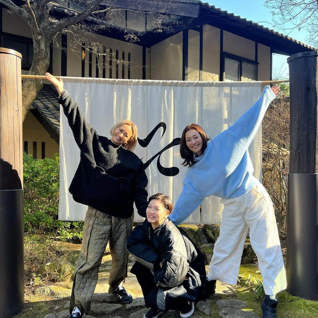 亜弥のインスタグラム：「🫶🏾 3familyで集まった今回の旅行⛰️ シンガポール、福岡、東京からの大集合🗼  囲炉裏を囲みながら、ご飯も美味しくてお酒も進む✨ シンガポール在住の婦人はグラスのお酒が少なくなると ホスト並みにお酒を注ぐ注ぐw🍾 福岡在住の婦人は飲めないかも〜って言ってた割に 飲む飲むw🍷 変わってない2人が最高過ぎたw🤣 ワタシハジミニフツカヨイデシタ…(私も変わってない🫠)  みんなの周波数が心地良過ぎた❤️ 子供達もパパさん達も楽しそうで良かった良かった😌  蕎麦打ち、陶芸体験。 1日1組限定のお宿に心も身体も癒されました🦭❤️ (渋滞以外ね) 帰り道お母さんが運転を頑張りましたょ🚘  また集合ょ🫶🏾🫶🏾  #そばハウス安曇野  #1日1組限定 #最高過ぎました  #癒されました #ぐっすり寝れました #渋滞以外最高」