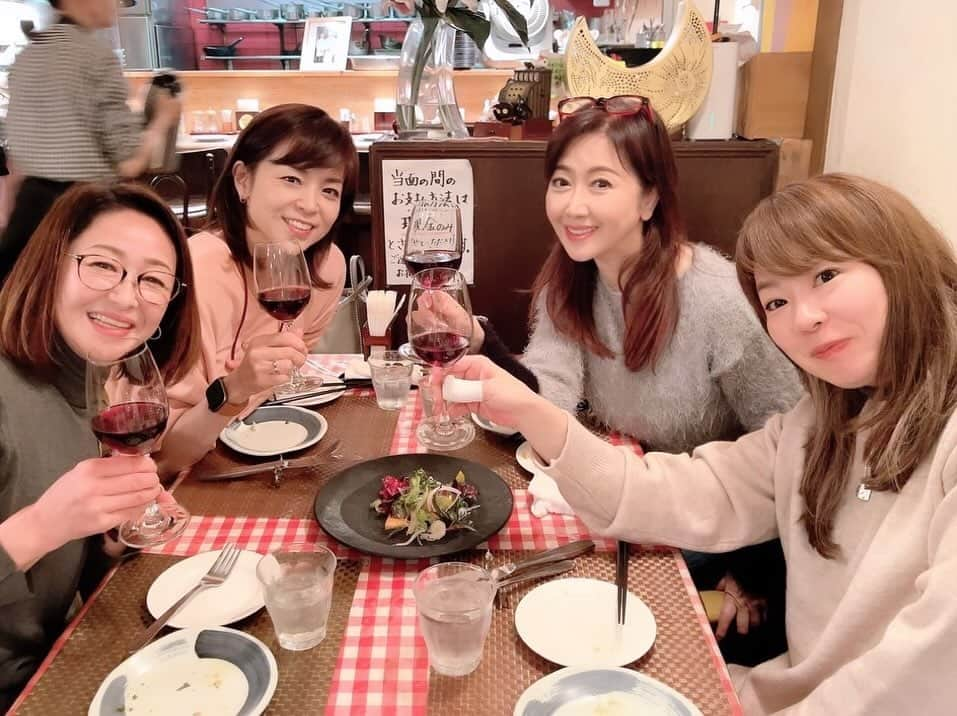 伍代夏子のインスタグラム：「昨夜のディナーは、いつもの洋食屋さんで…🍷 皆さんから、ひと足早くワタクシのバースデープレゼントをいただきました🎁 瀧ちゃんからは楽屋に最適な、可愛いジャージ🩷 詢子さん、まどかさんからはりくのハウス…🏠 りくはすっかりお気に入り🤩 壊さないで欲しいな〜😅 #バースデープレゼント  #皆さんありがとうございます  #スクールバスじゃ #最近メガネ女子  #メニューが見えない #石原詢子 さん #大石まどか さん #瀧ちゃん」