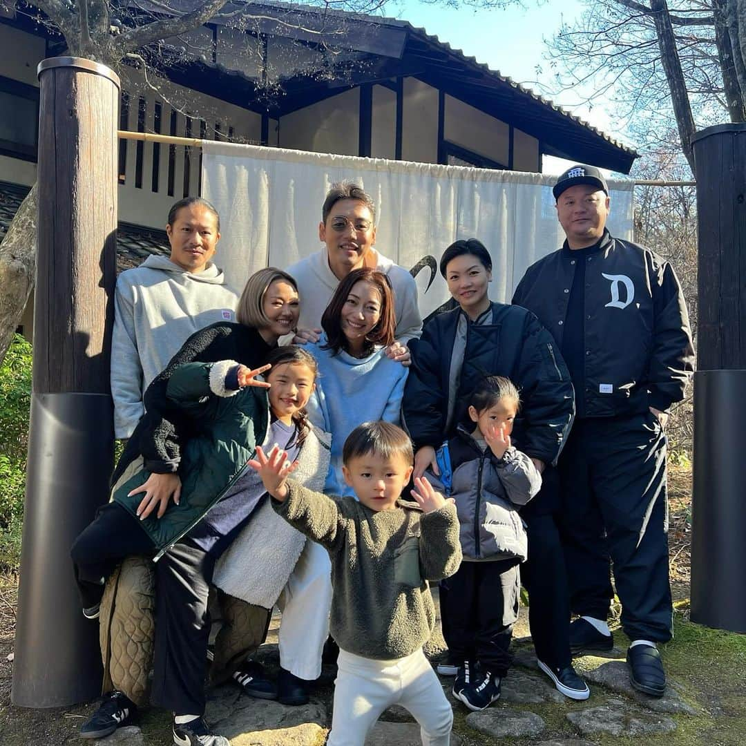 亜弥さんのインスタグラム写真 - (亜弥Instagram)「🫶🏾 3familyで集まった今回の旅行⛰️ シンガポール、福岡、東京からの大集合🗼  囲炉裏を囲みながら、ご飯も美味しくてお酒も進む✨ シンガポール在住の婦人はグラスのお酒が少なくなると ホスト並みにお酒を注ぐ注ぐw🍾 福岡在住の婦人は飲めないかも〜って言ってた割に 飲む飲むw🍷 変わってない2人が最高過ぎたw🤣 ワタシハジミニフツカヨイデシタ…(私も変わってない🫠)  みんなの周波数が心地良過ぎた❤️ 子供達もパパさん達も楽しそうで良かった良かった😌  蕎麦打ち、陶芸体験。 1日1組限定のお宿に心も身体も癒されました🦭❤️ (渋滞以外ね) 帰り道お母さんが運転を頑張りましたょ🚘  また集合ょ🫶🏾🫶🏾  #そばハウス安曇野  #1日1組限定 #最高過ぎました  #癒されました #ぐっすり寝れました #渋滞以外最高」12月15日 9時51分 - _ayaaa19_