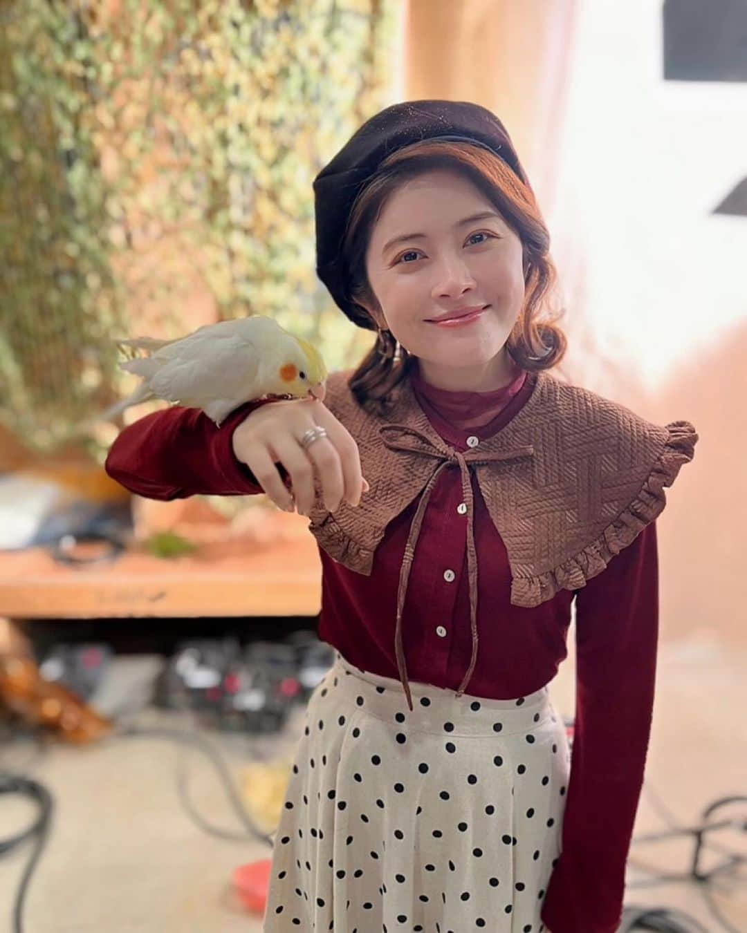 宮澤エマのインスタグラム：「🦜💕👒  明らかに世話してない距離感💚  #セバスチャン #志生里 #ゆりあ先生の赤い糸」