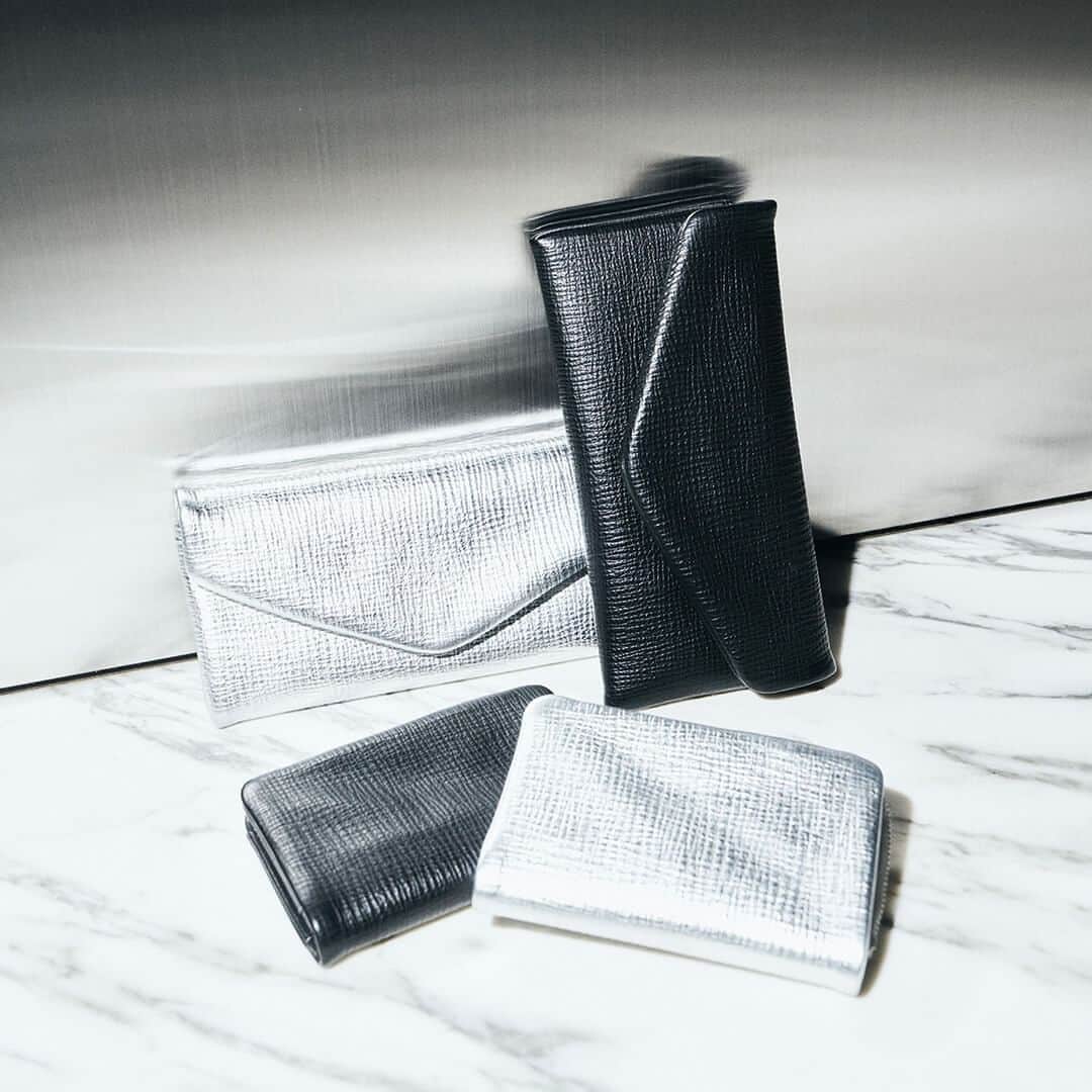 エポイさんのインスタグラム写真 - (エポイInstagram)「．Tuck  ー new color 《Silver》  ． #Epoi #23aw #Tuck #black #silver #epoicolors #madeinjapan #fashion #omotesando #umeda #marunouchi #japan #leather #bag #wallet #エポイ #日本製 #革 #タック #シルバー」12月15日 10時00分 - epoi_official